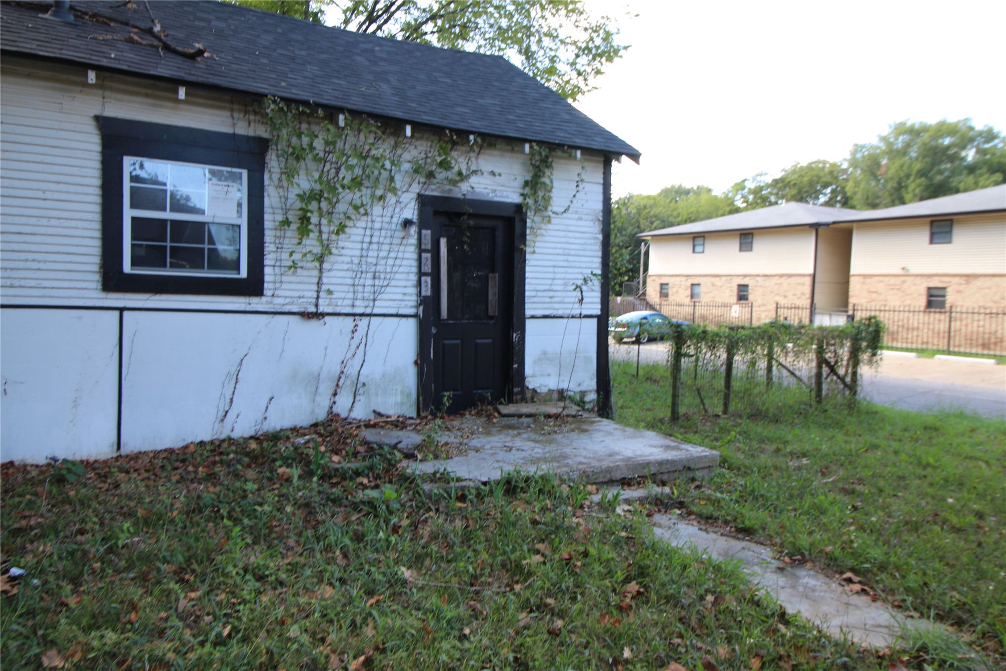 523 W Plum Property Photo 1