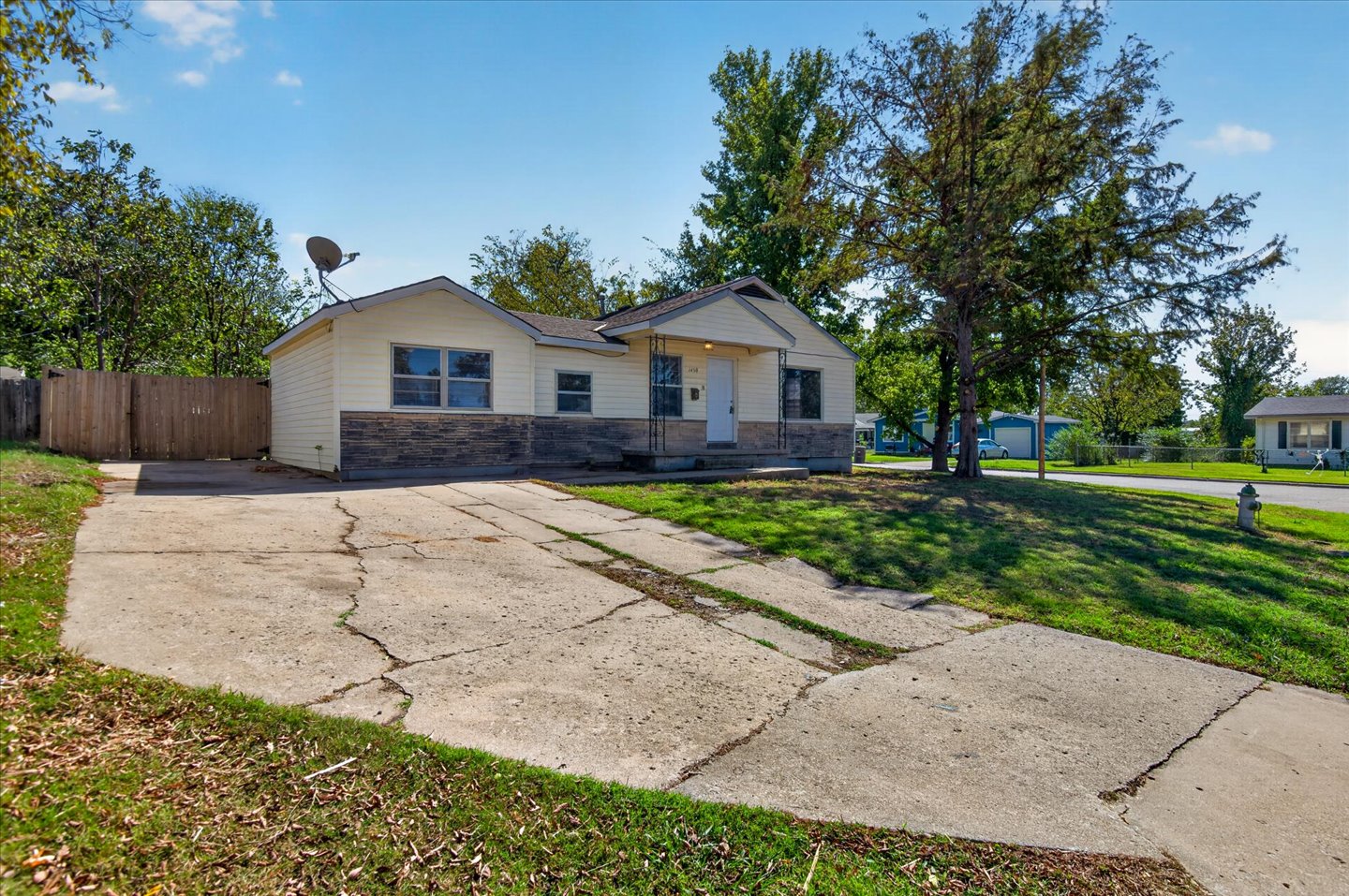 1450 S Elm Avenue Property Photo 2