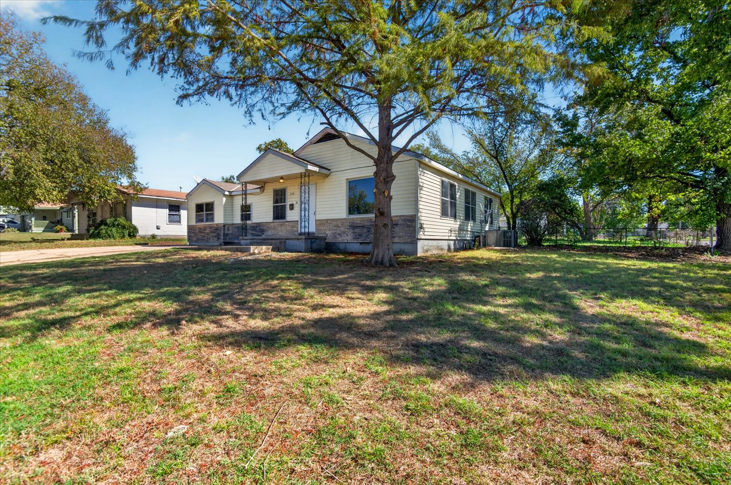 1450 S Elm Avenue Property Photo 3