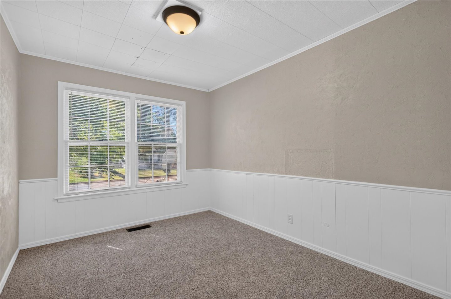 1450 S Elm Avenue Property Photo 18