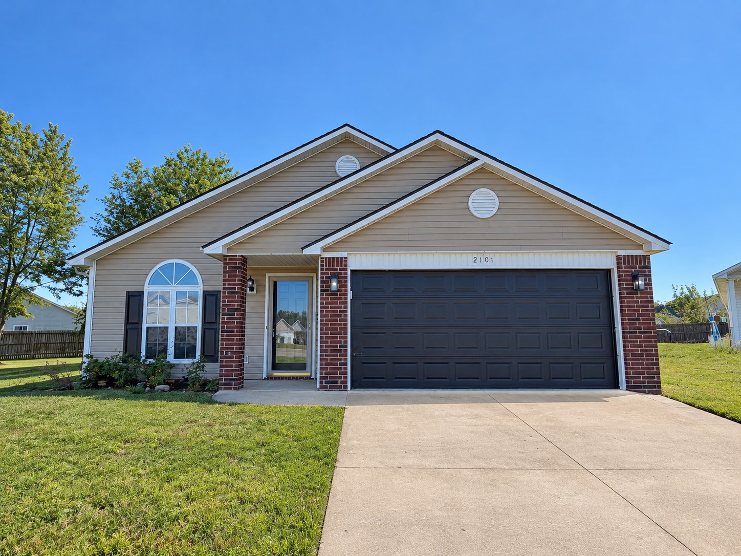 2101 Greenbrier Circle Property Photo 1