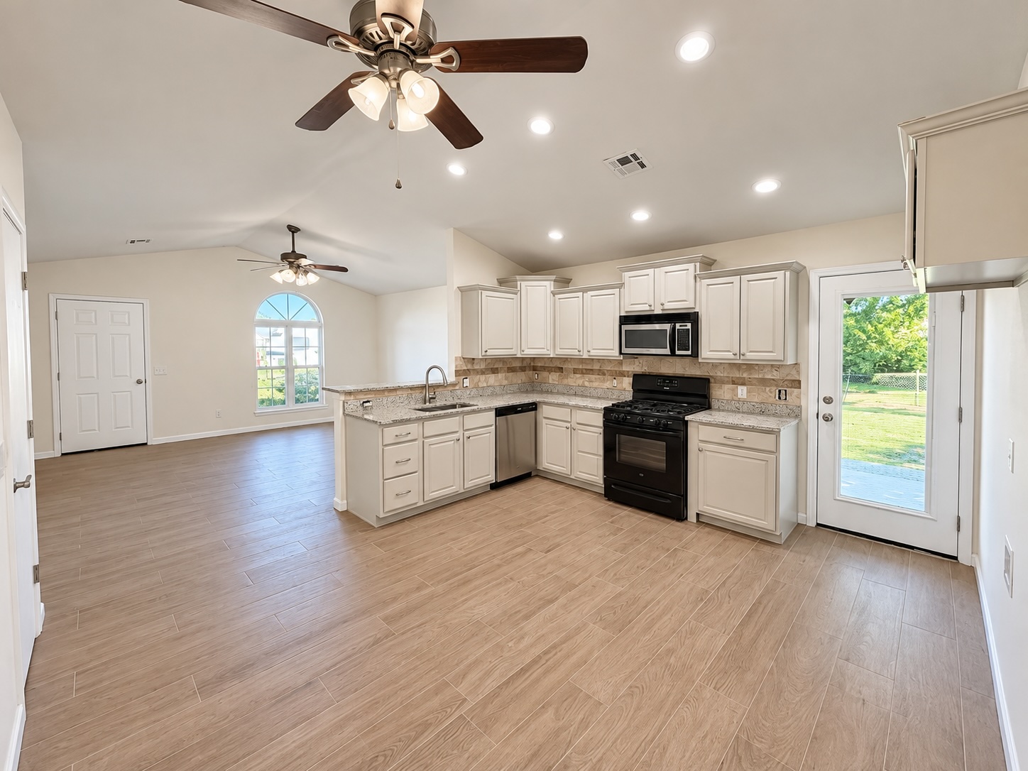 2101 Greenbrier Circle Property Photo 3