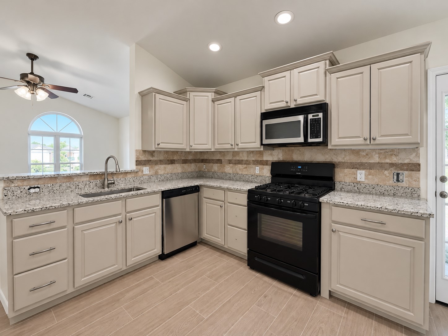 2101 Greenbrier Circle Property Photo 8
