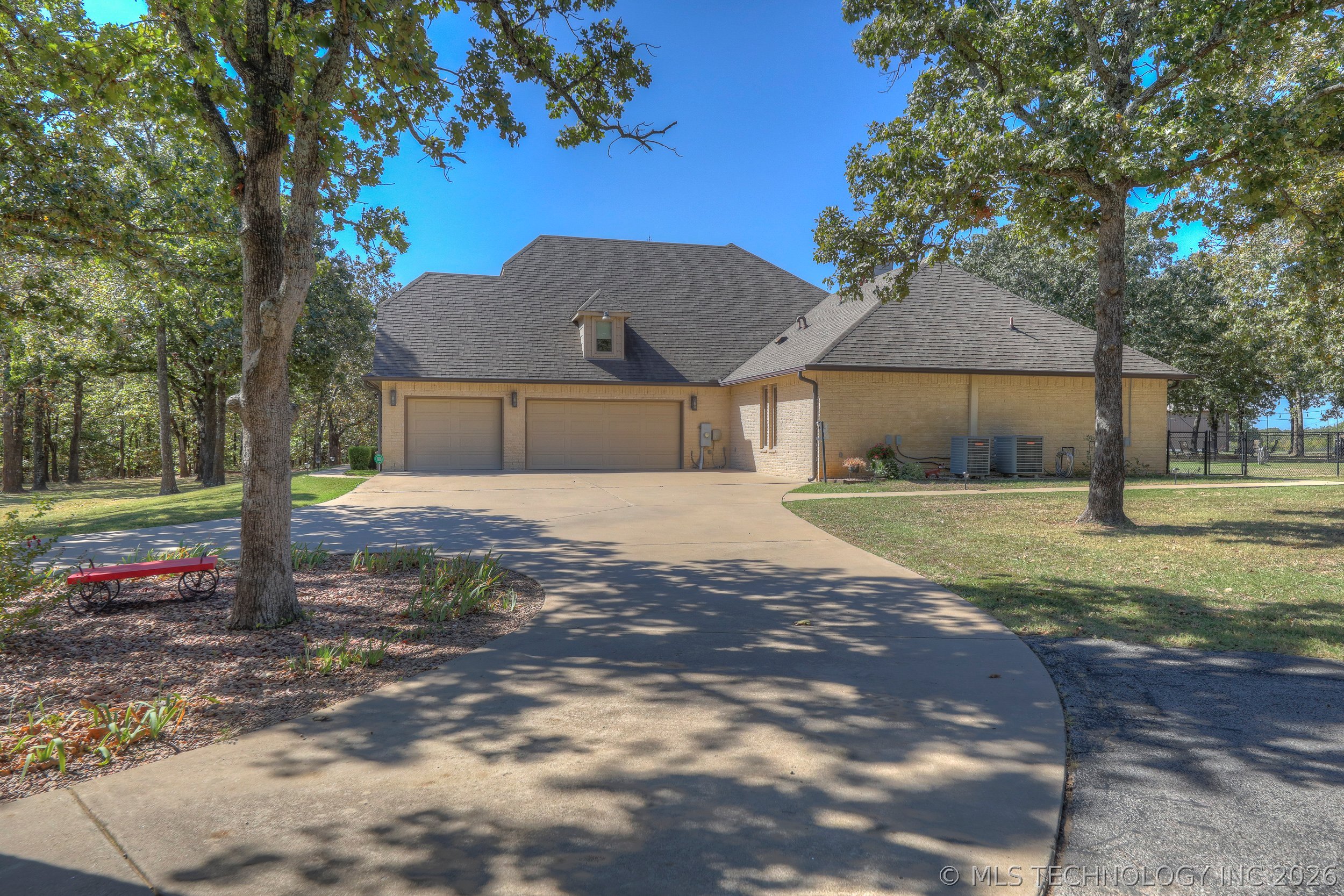 3704 Cliff Drive Property Photo 3