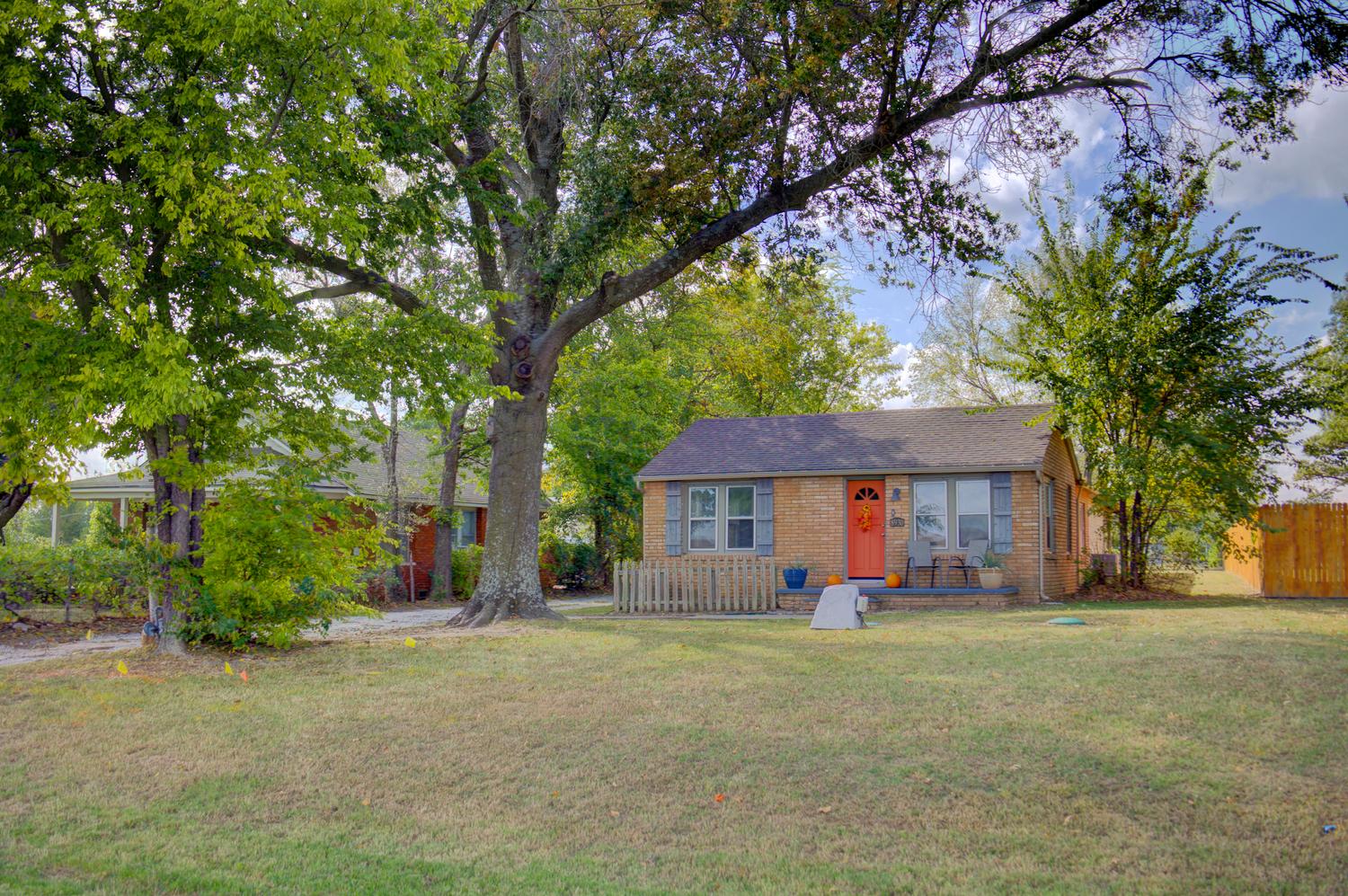 8930 S Union Avenue Property Photo 1