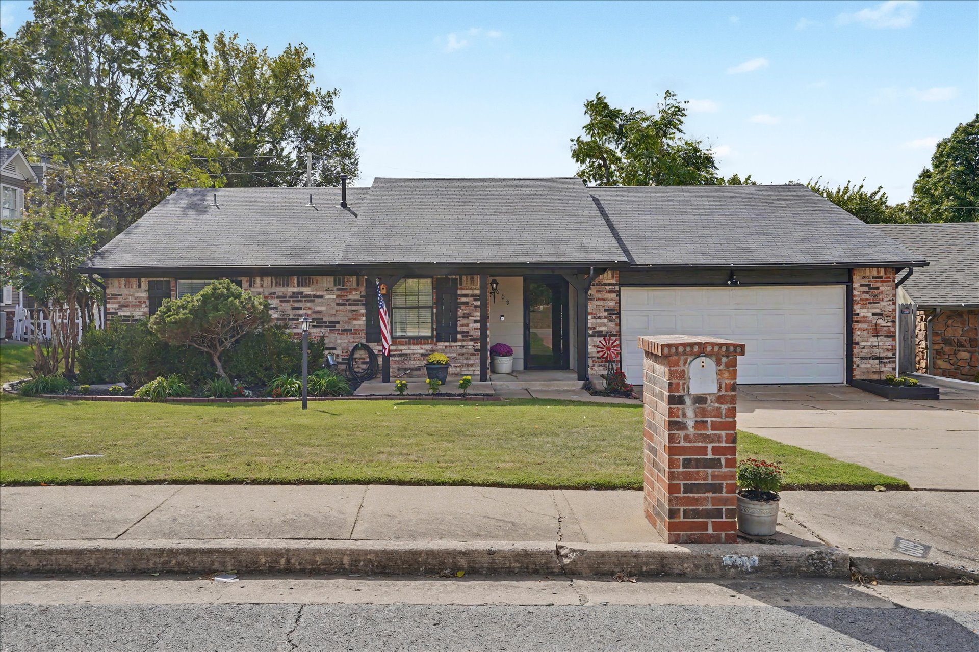 609 W 32nd Place Property Photo 1