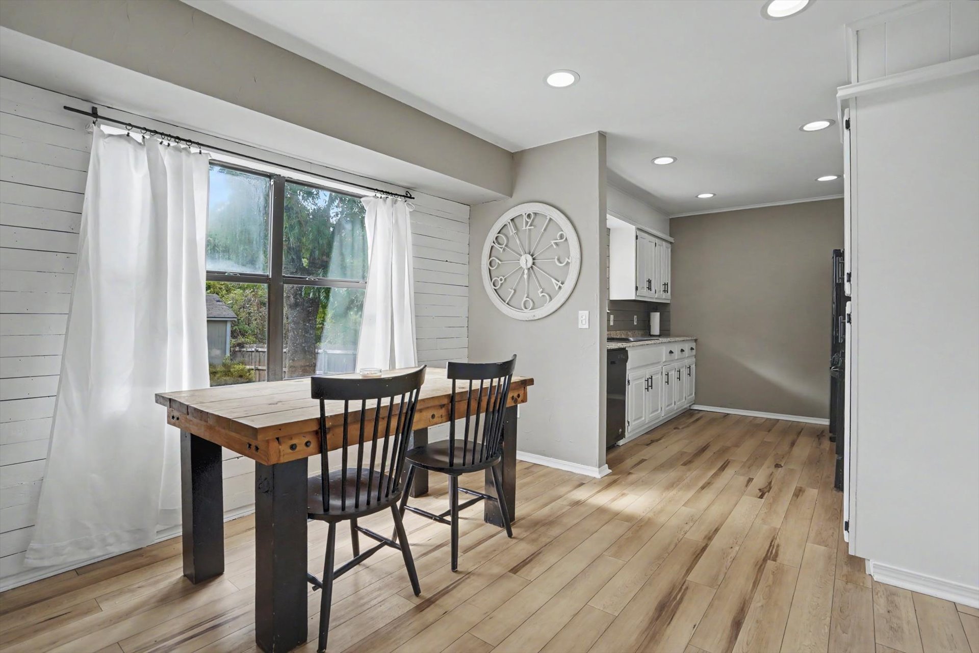 609 W 32nd Place Property Photo 11