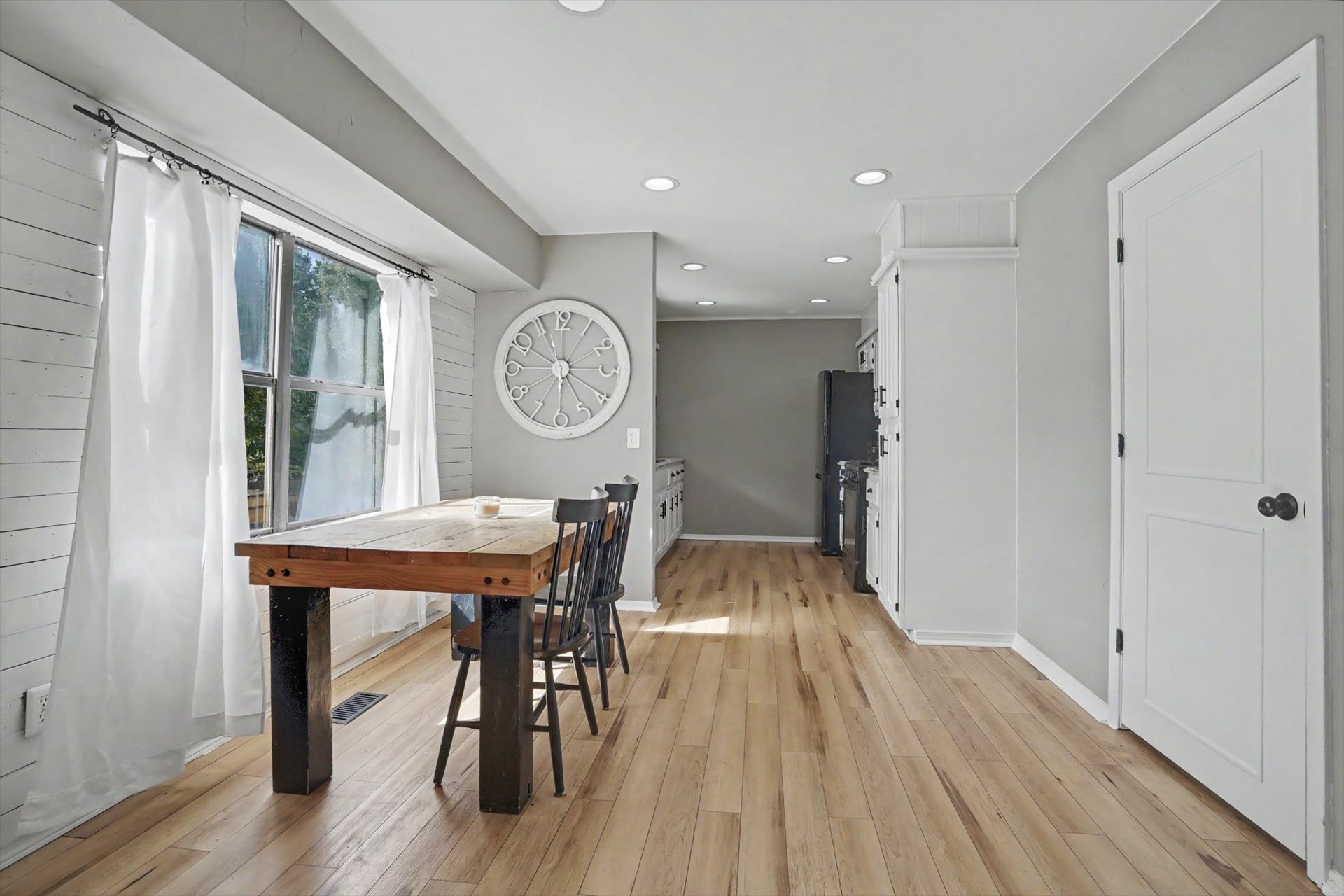 609 W 32nd Place Property Photo 12