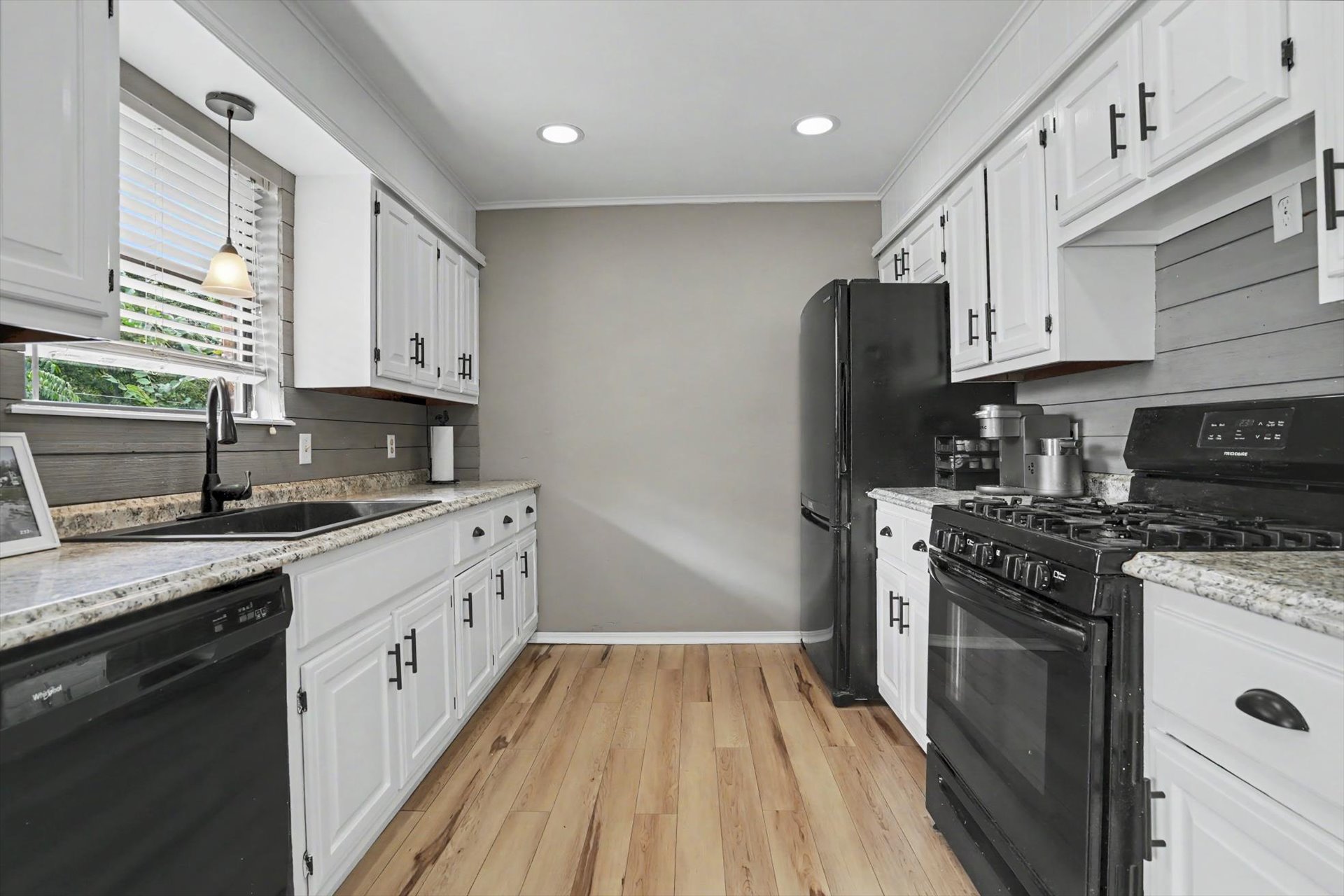 609 W 32nd Place Property Photo 14