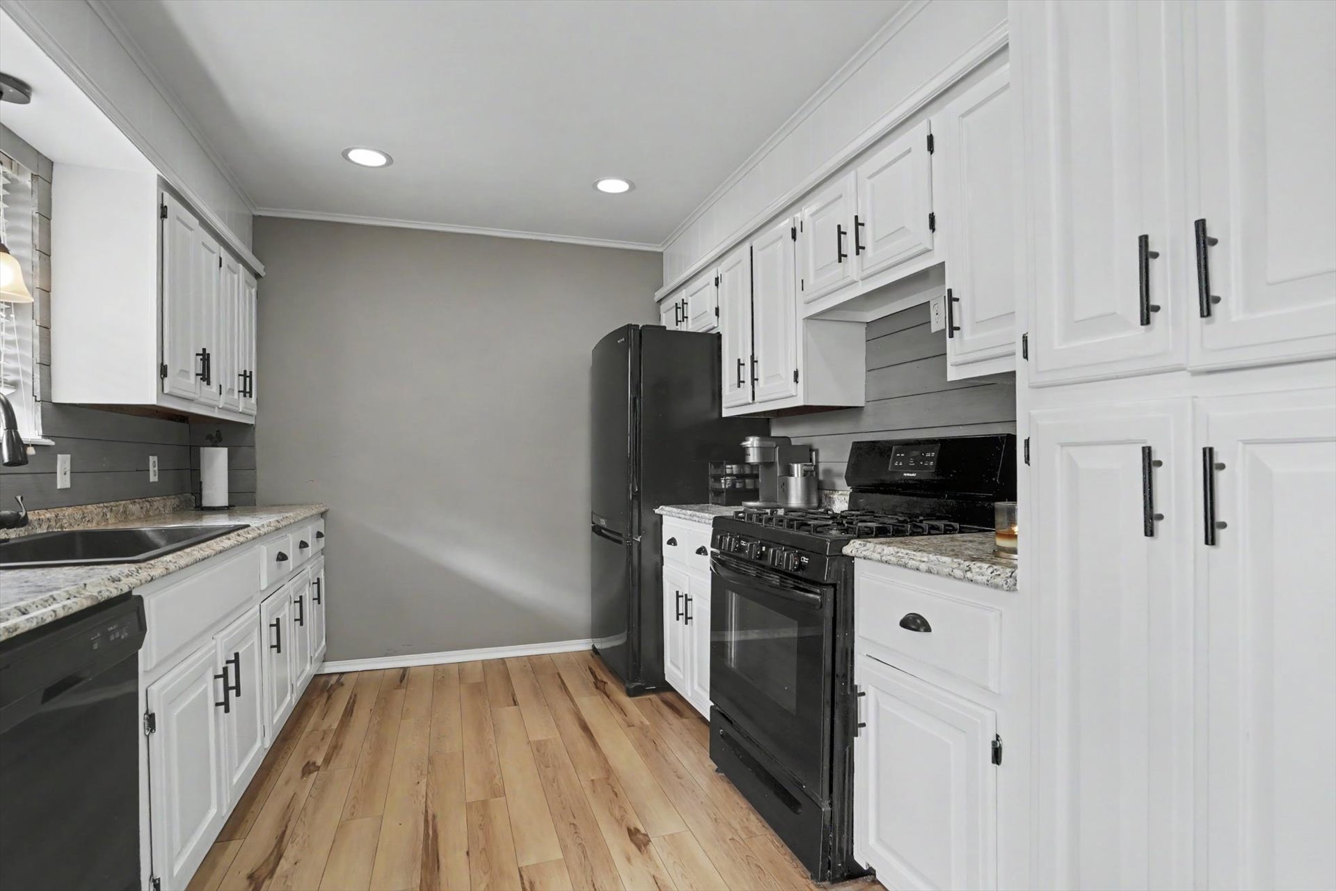 609 W 32nd Place Property Photo 15