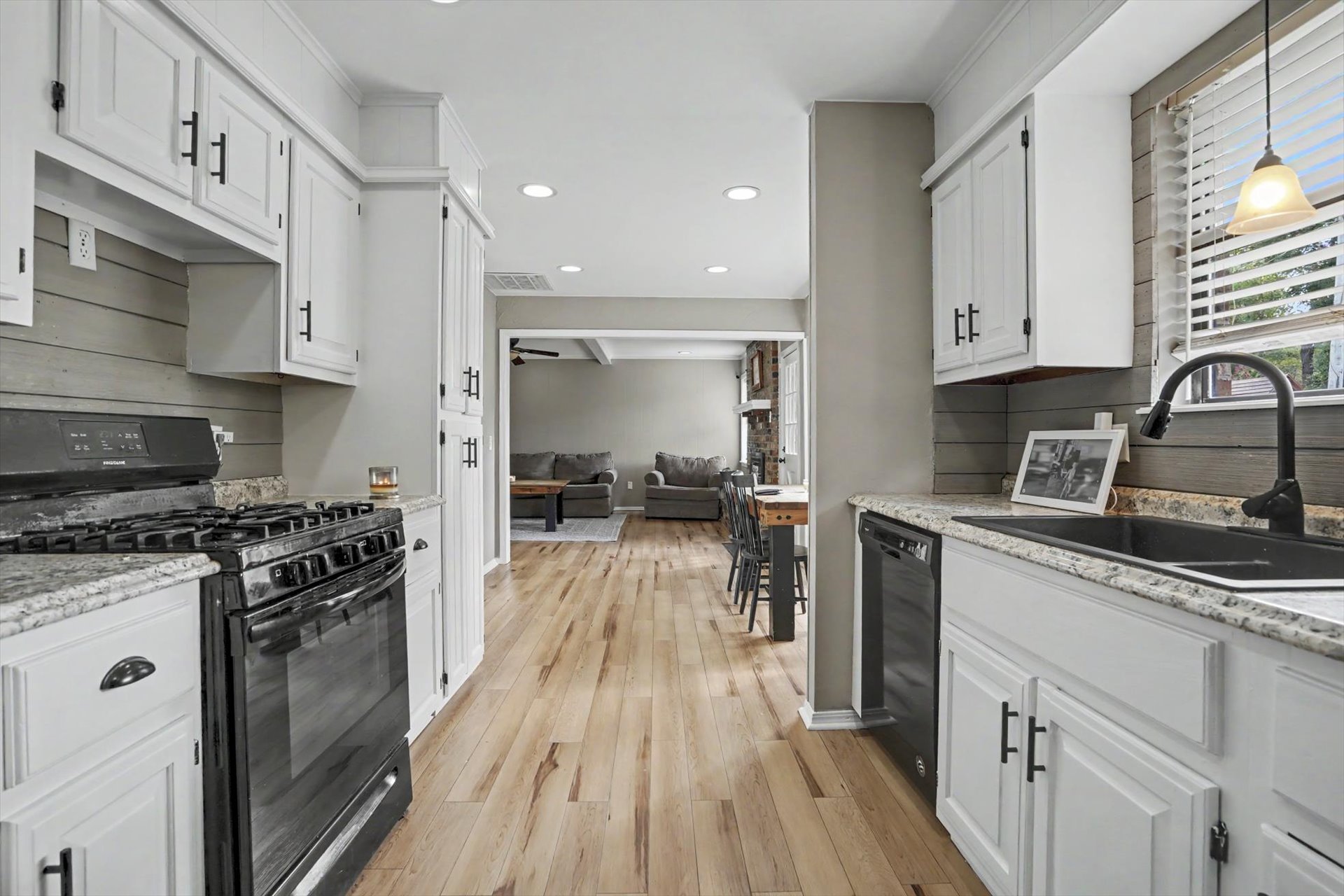 609 W 32nd Place Property Photo 16