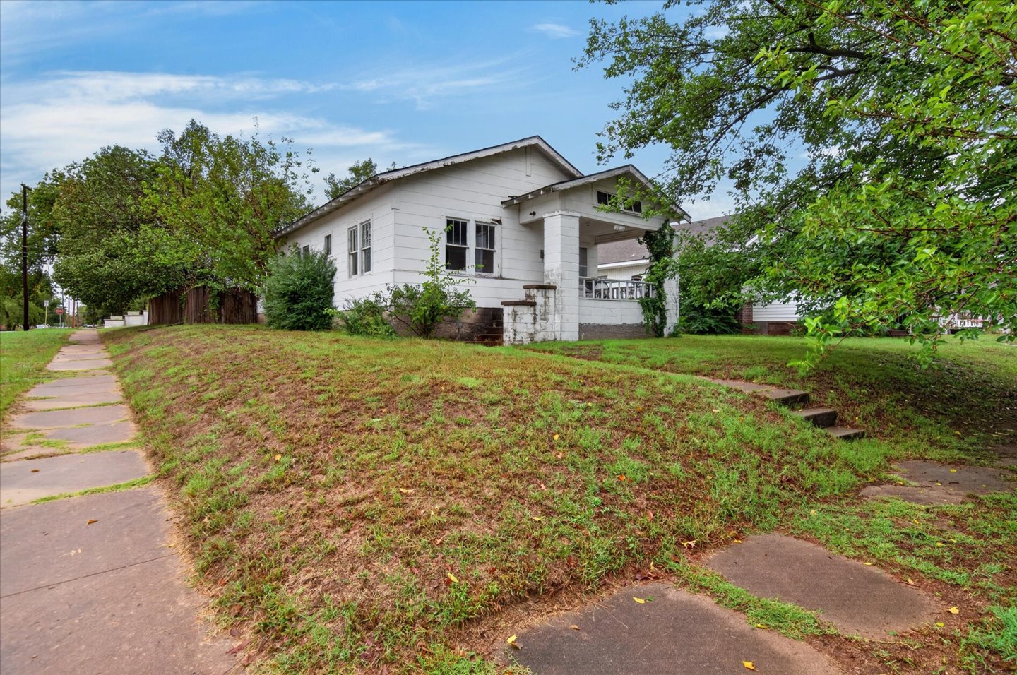 1221 Se Delaware Avenue Property Photo 1
