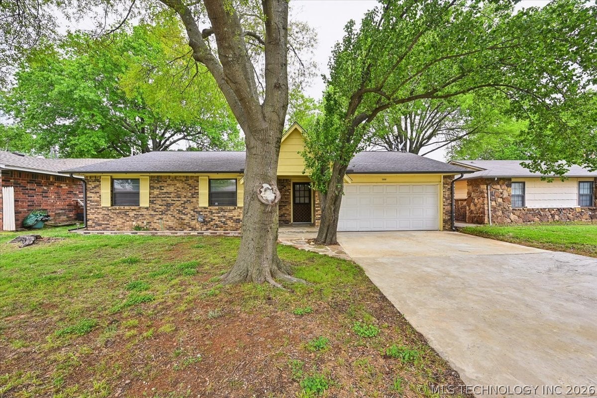 1666 S Pecan Avenue Property Photo 1