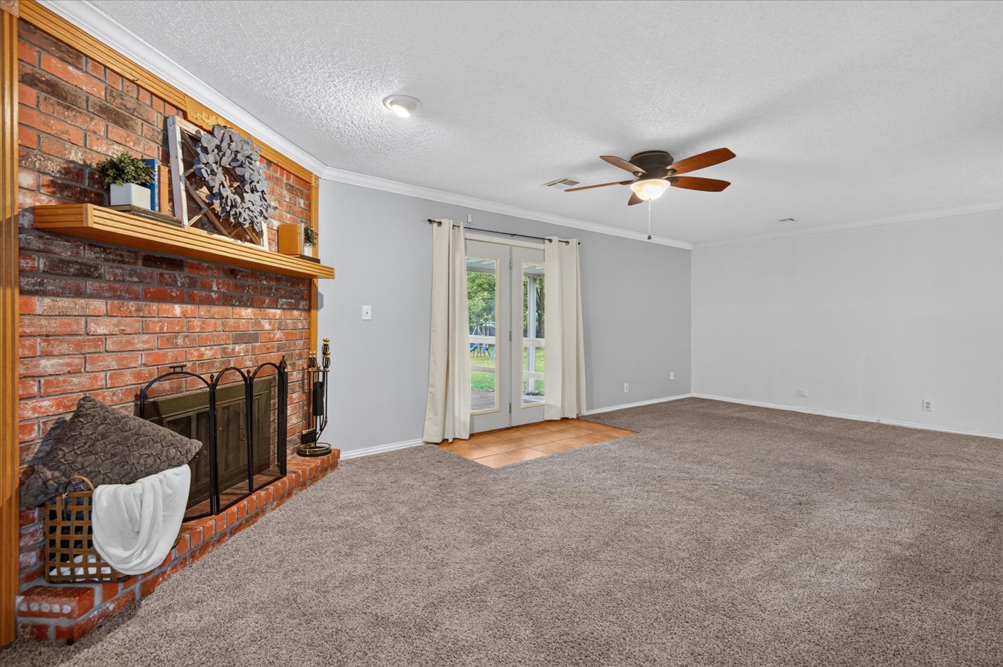 5612 East Place Property Photo 5