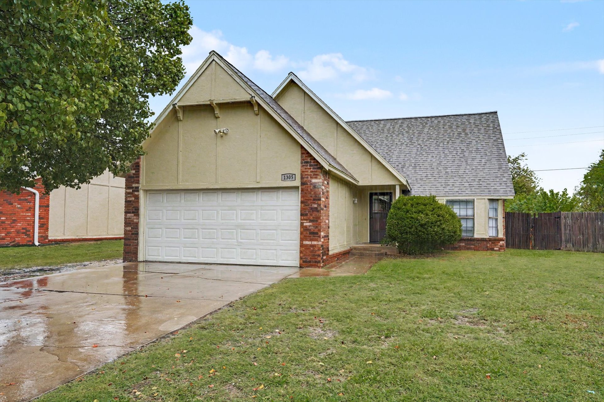 1305 N Aster Avenue Property Photo 1
