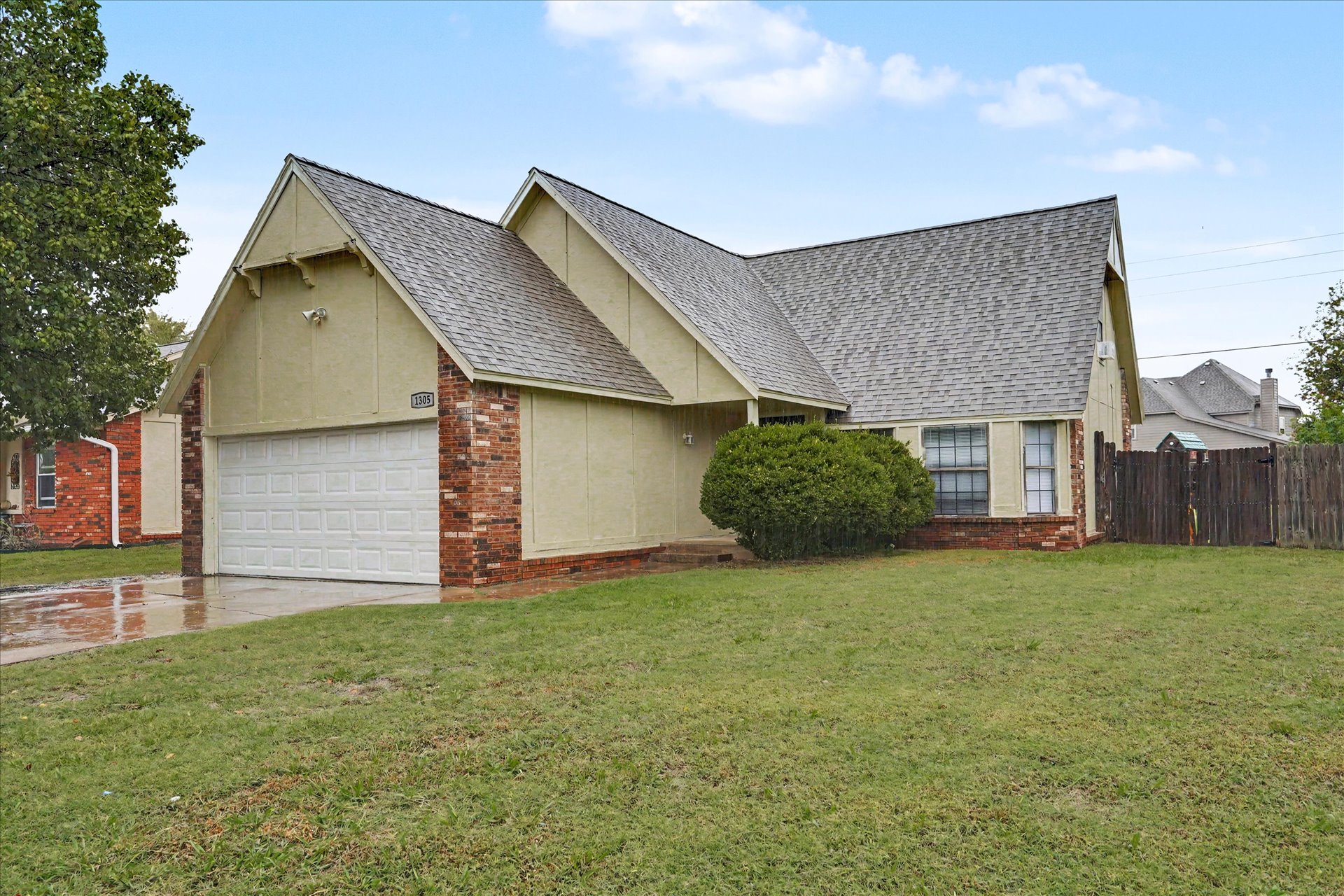 1305 N Aster Avenue Property Photo 2