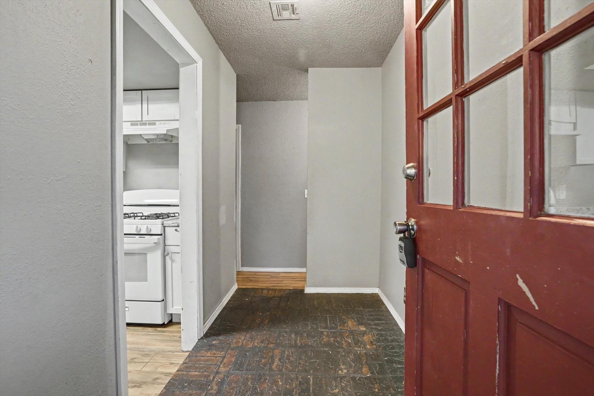 1305 N Aster Avenue Property Photo 3
