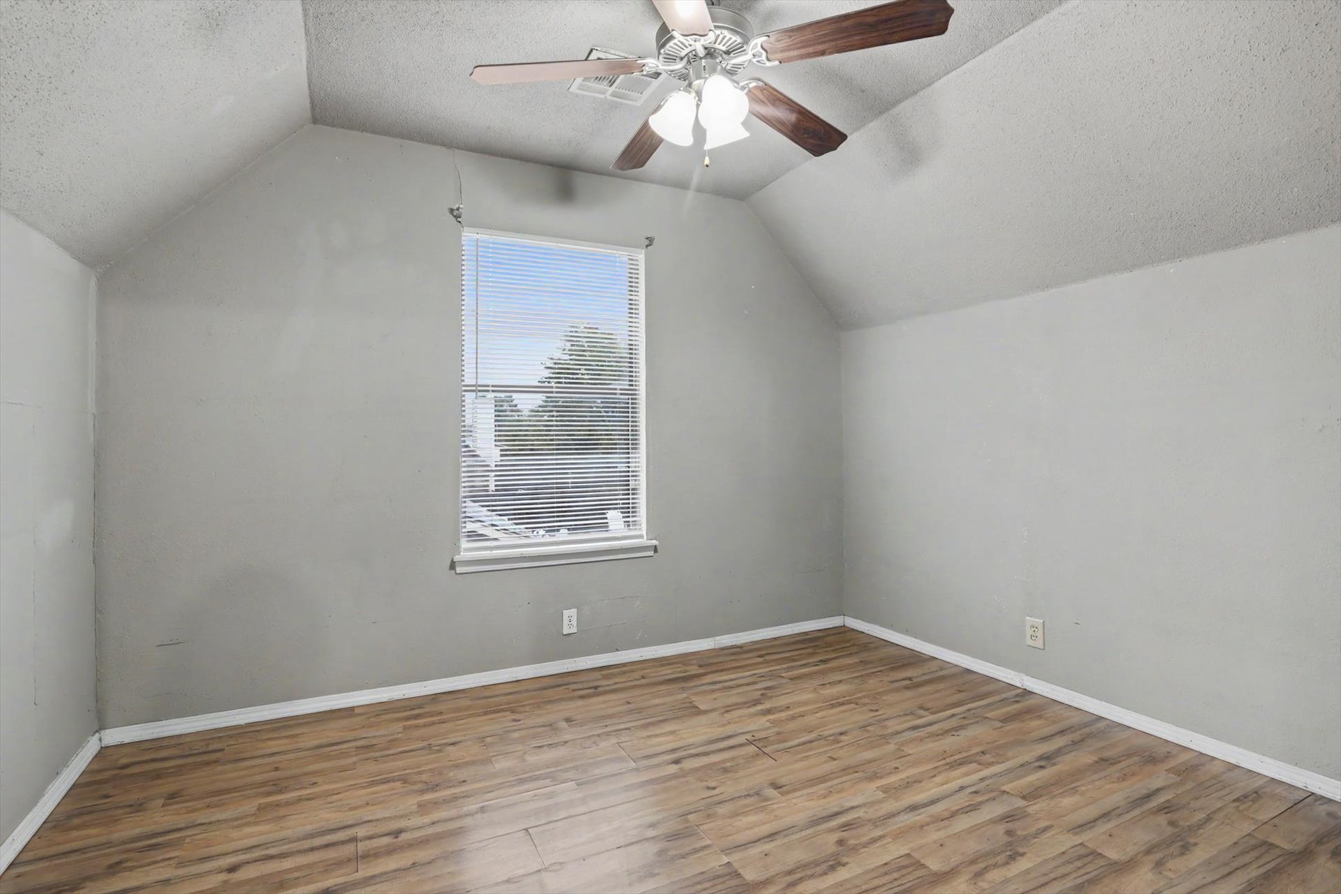 1305 N Aster Avenue Property Photo 22