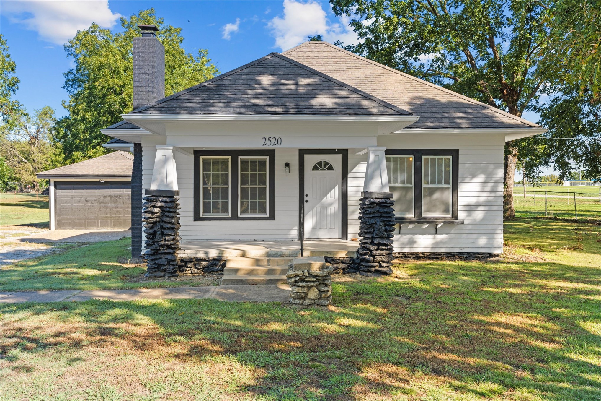2520 E Tuxedo Boulevard Property Photo 3