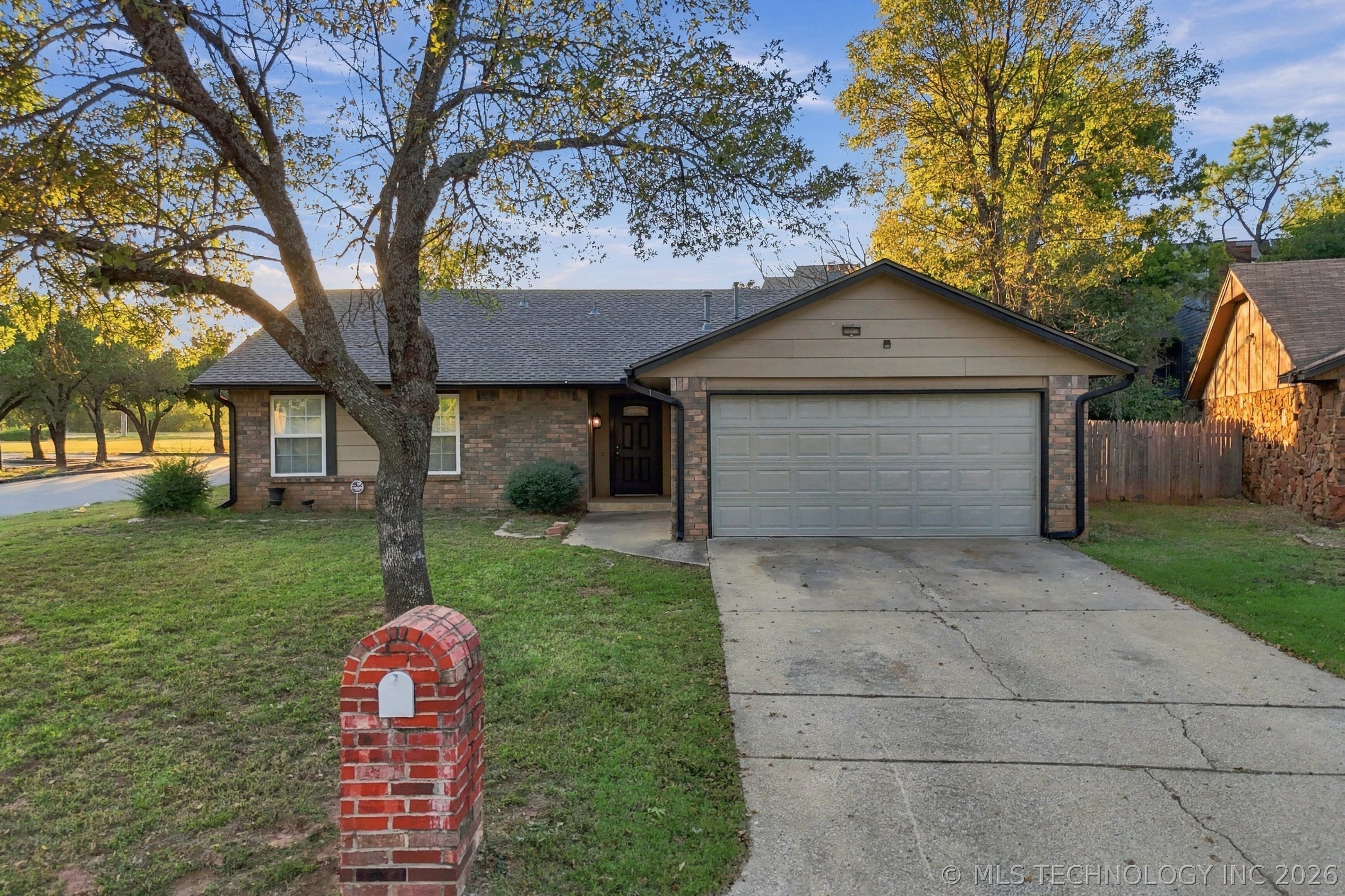 6734 S Quaker Avenue Property Photo 1