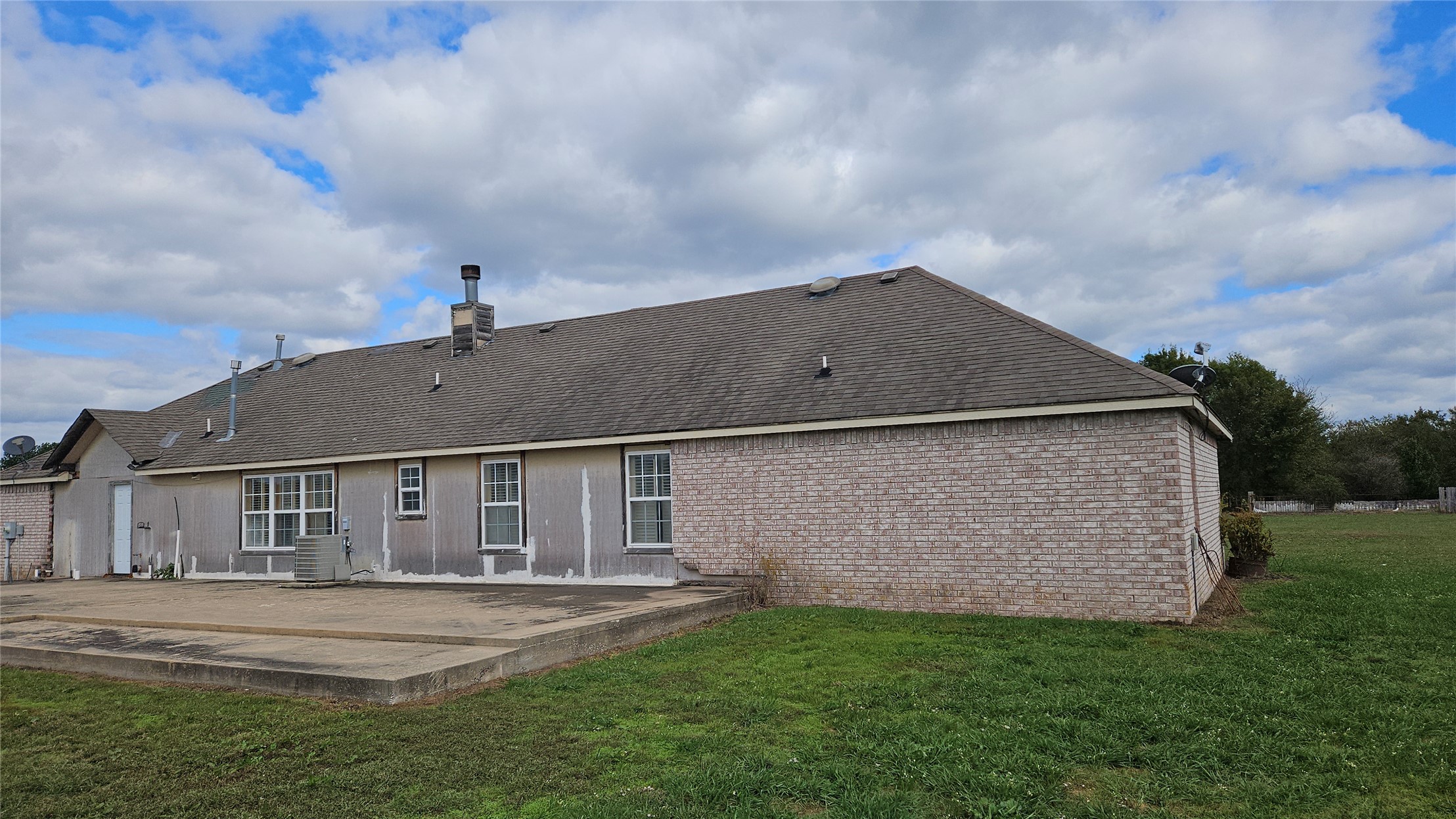 3470 N 335 Road Property Photo 2