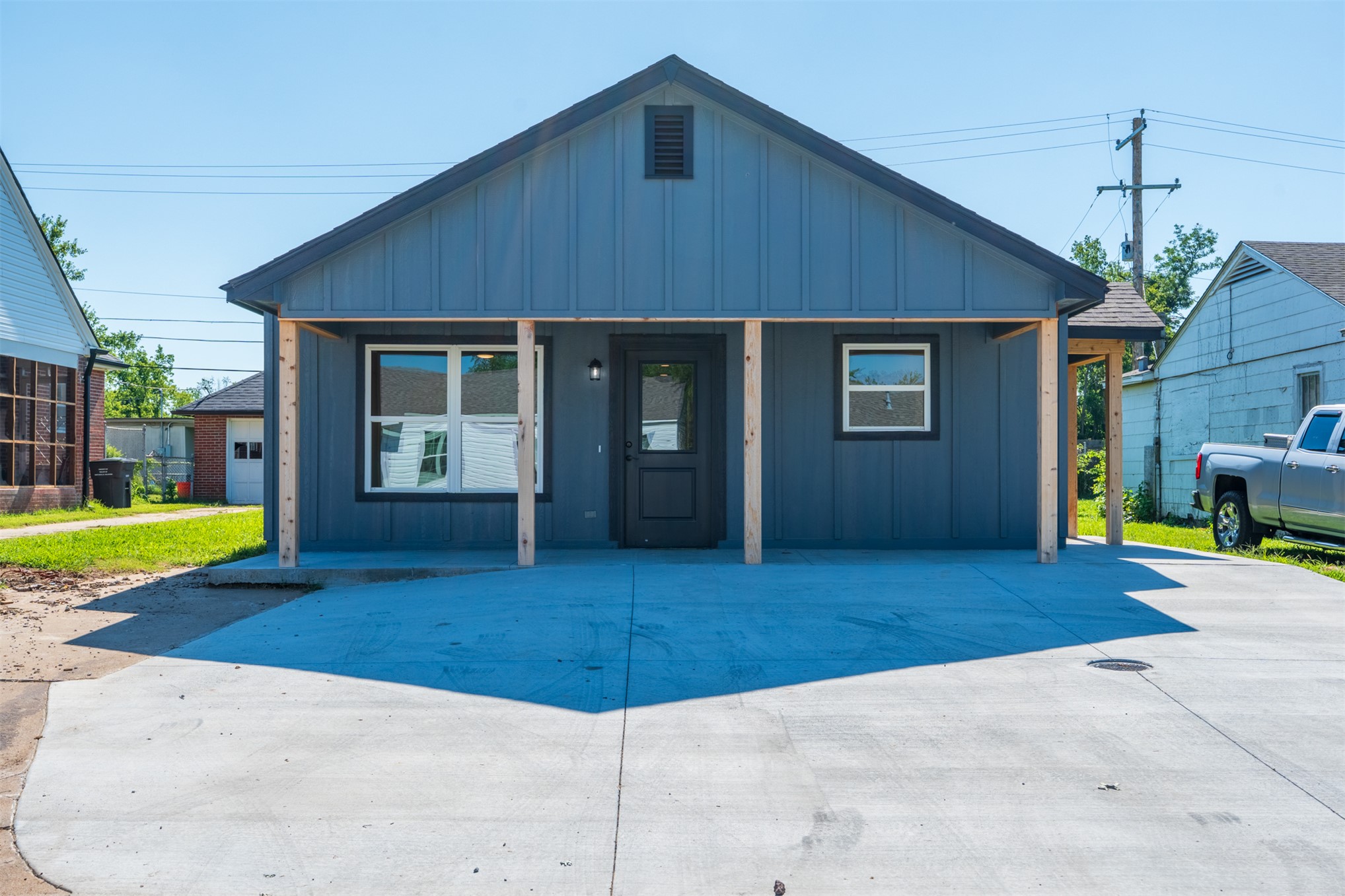 2218 S Osage Avenue Property Photo 1