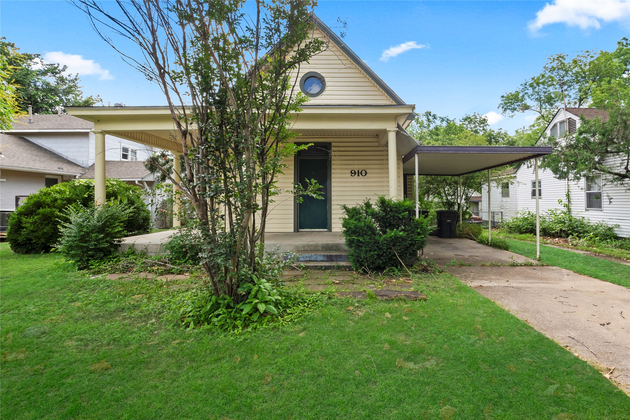 910 Se Wyandotte Avenue Property Photo 1