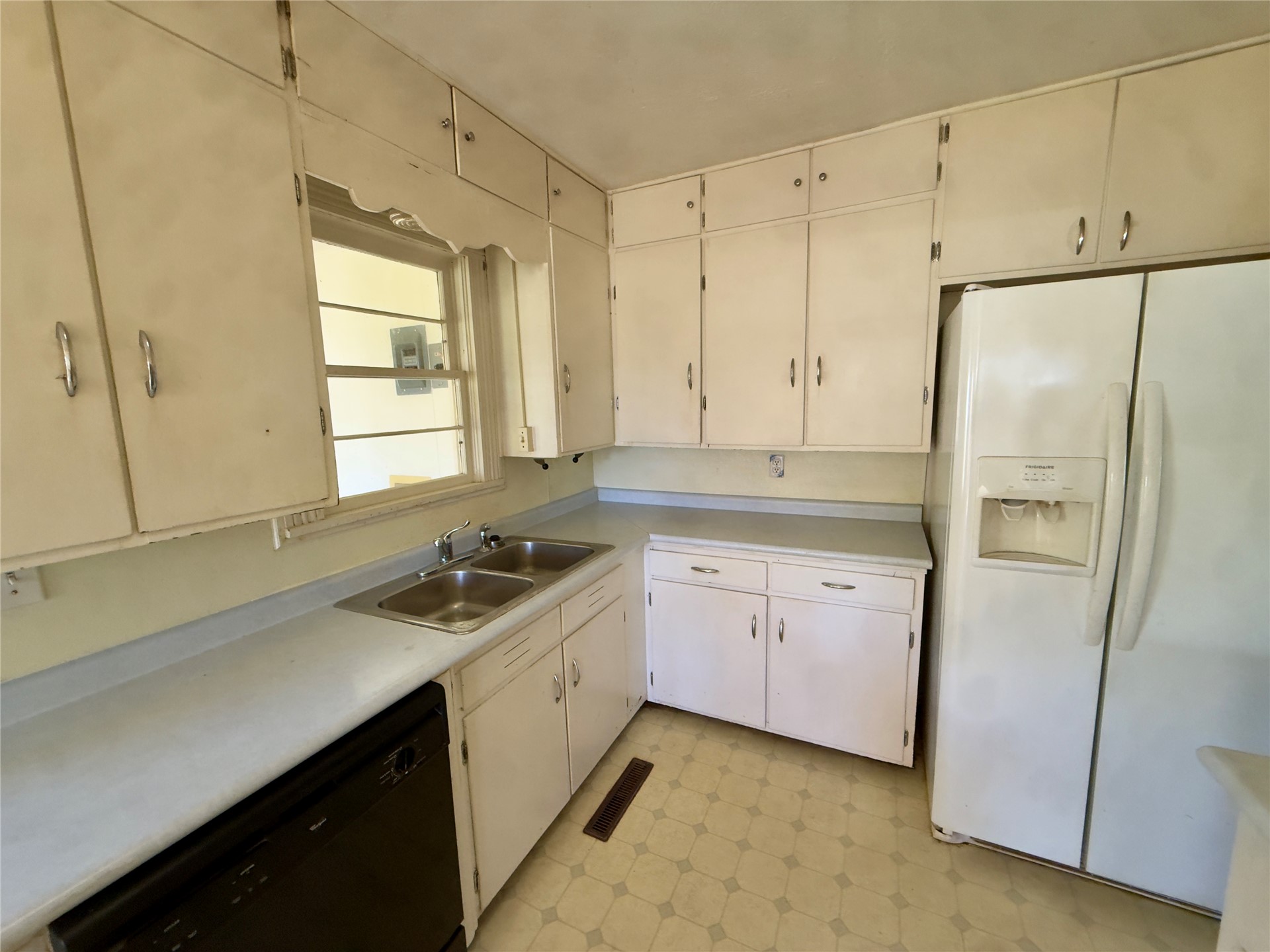 203 W 3rd Street Property Photo 5