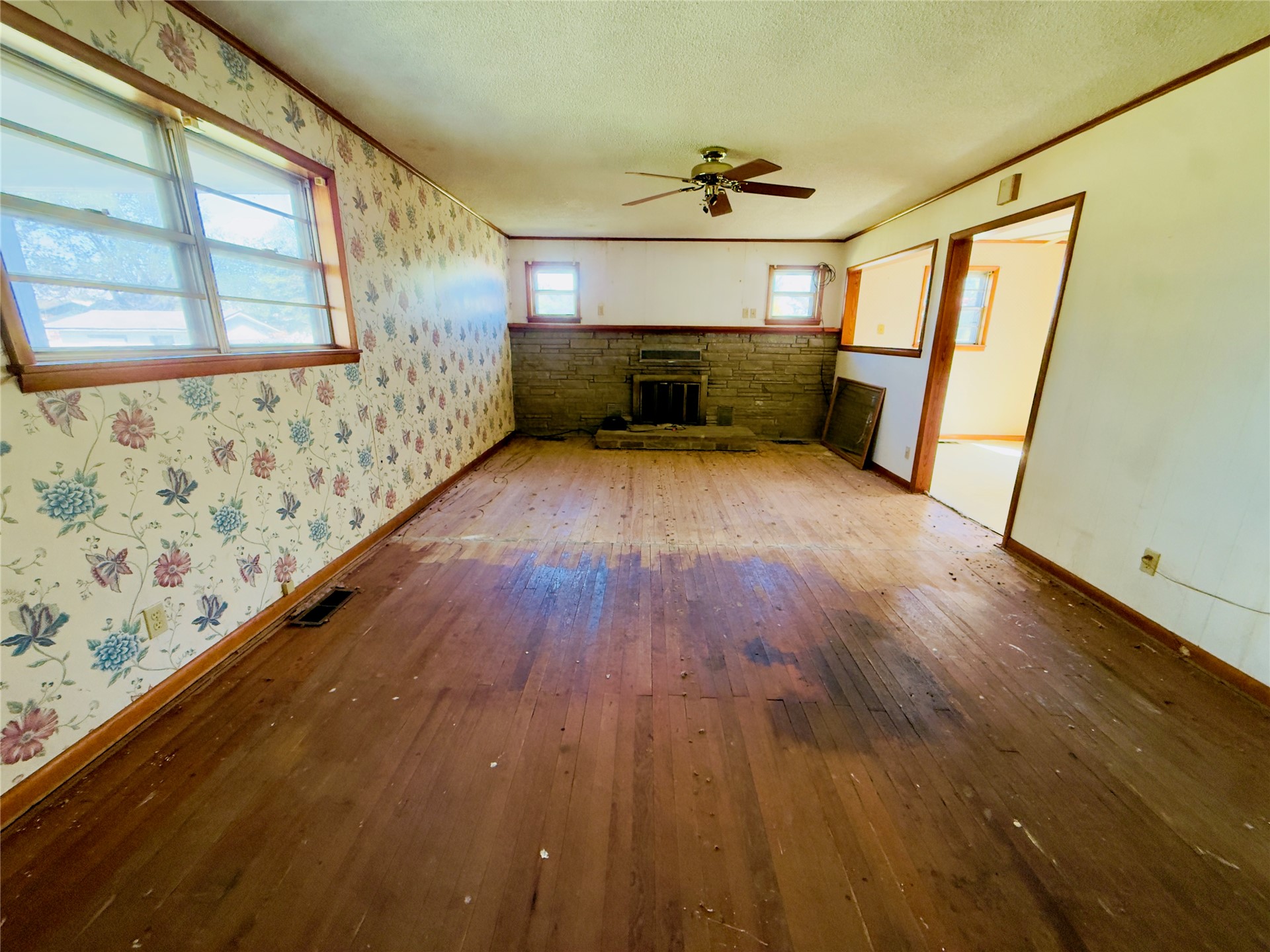 203 W 3rd Street Property Photo 8