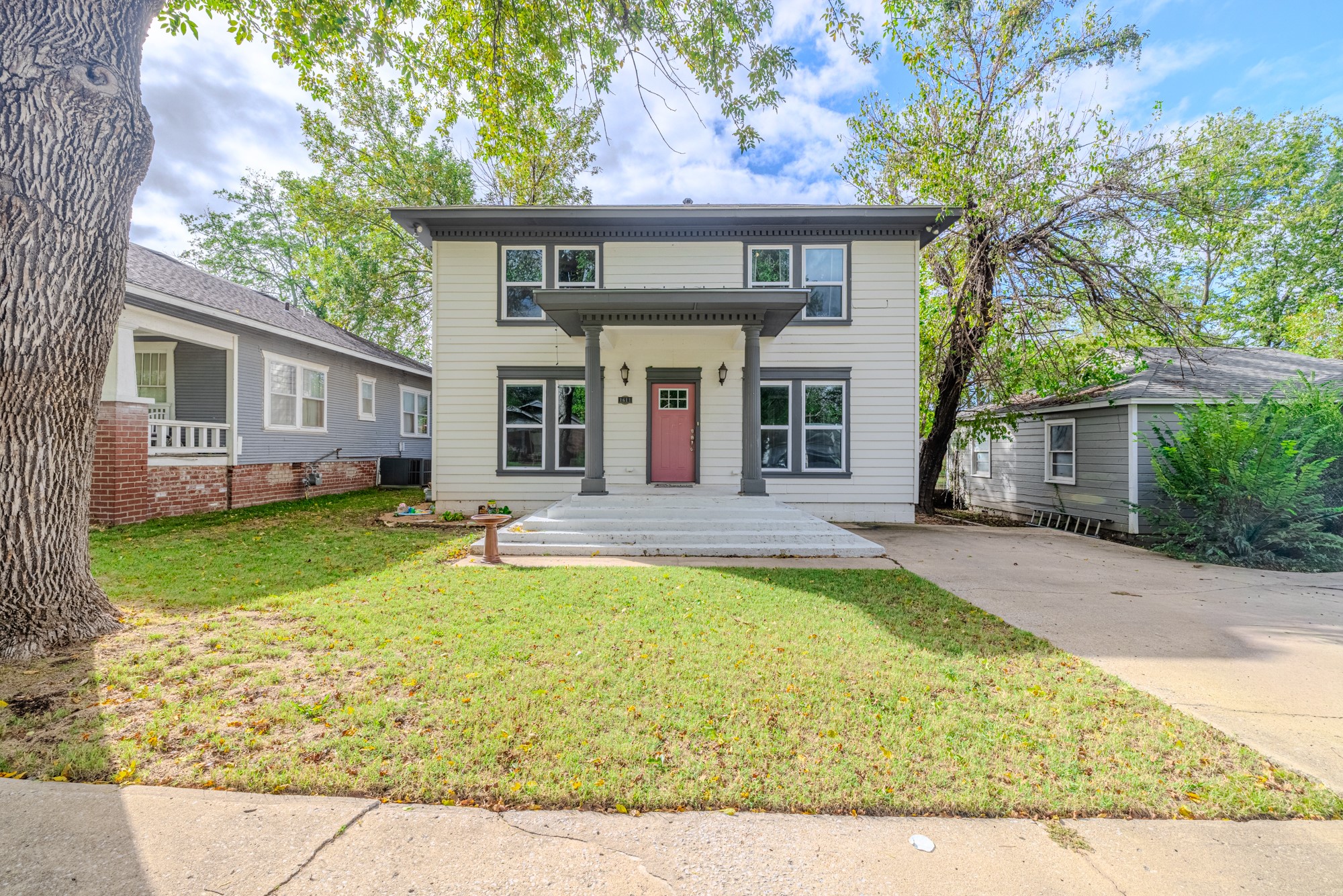 1611 W Broadway Street Property Photo 2