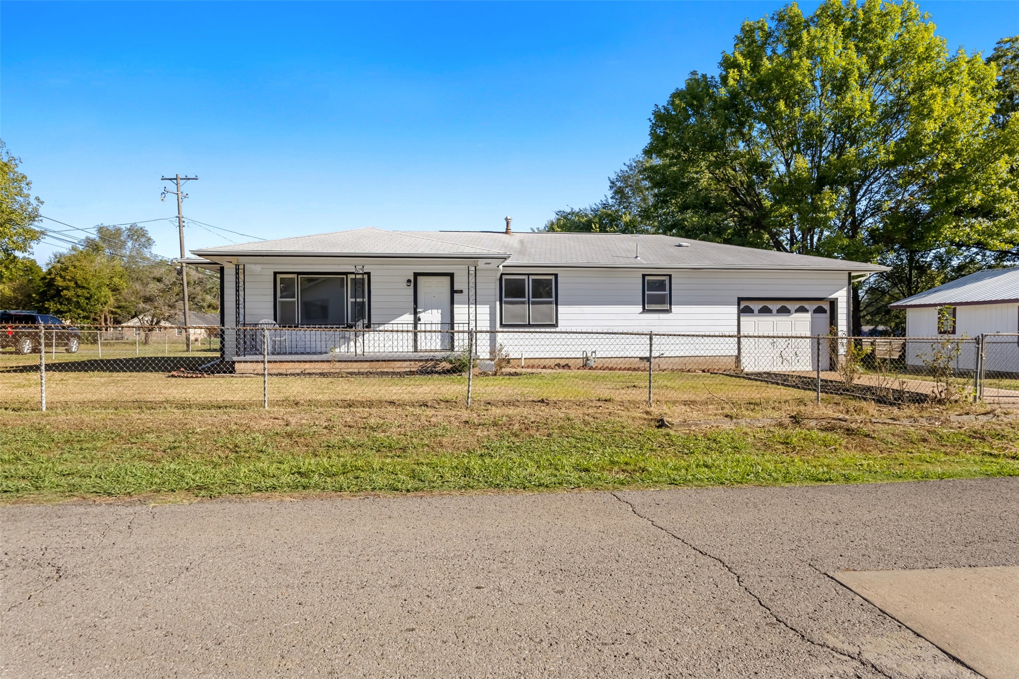 619 W Knisley Property Photo 1