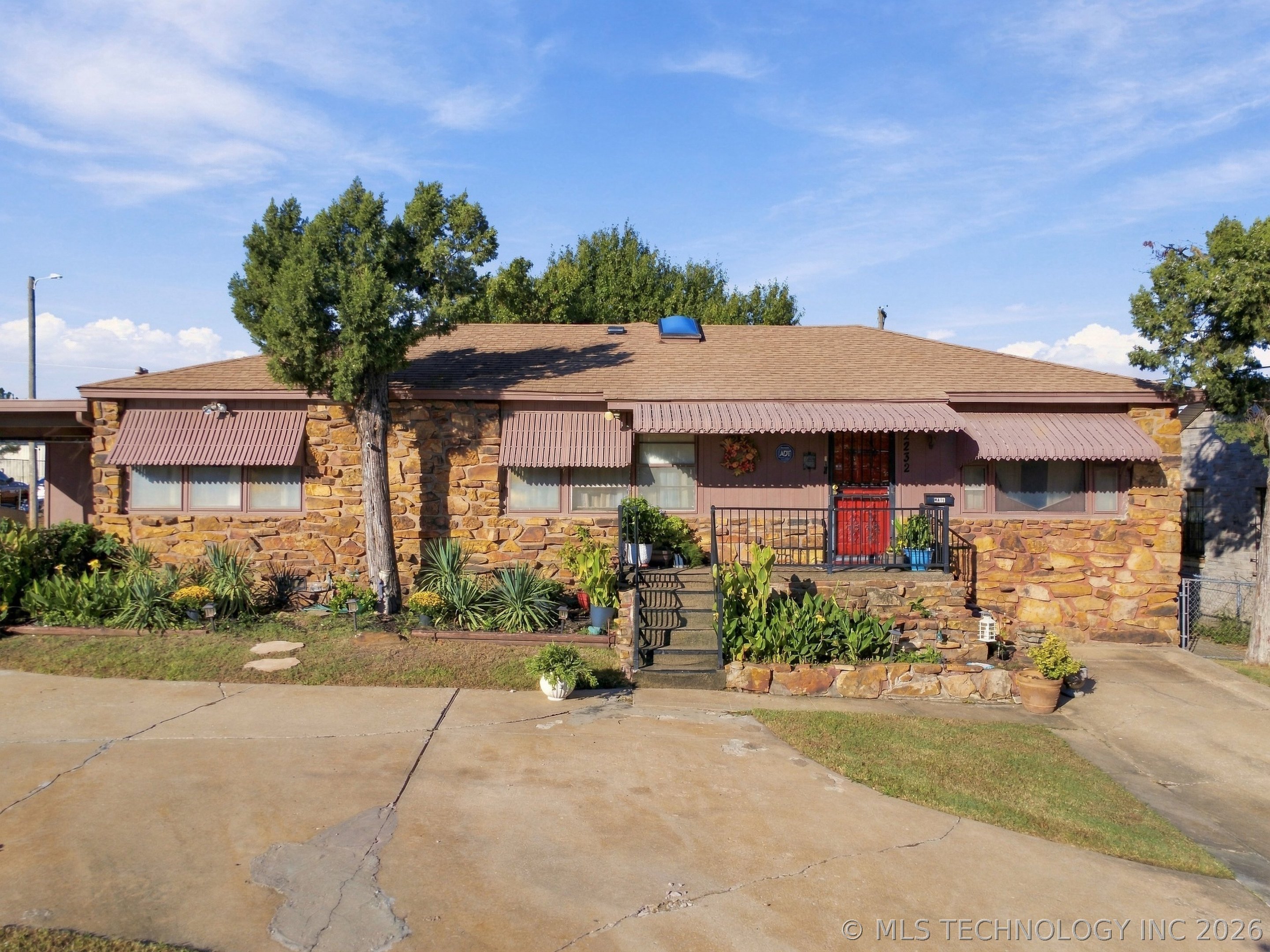 2232 N Victor Avenue Property Photo 1