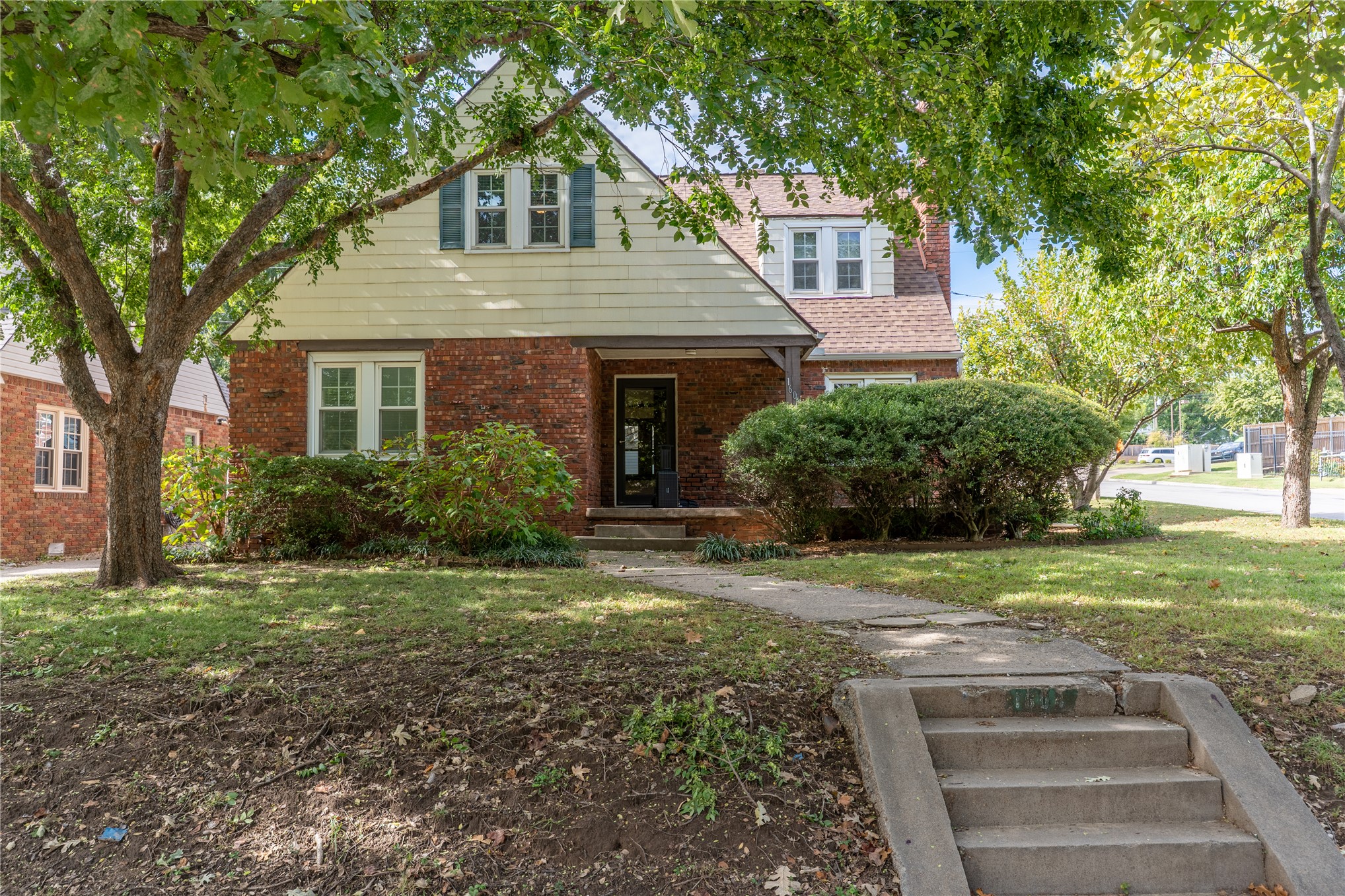 1604 S Lewis Place Property Photo 1