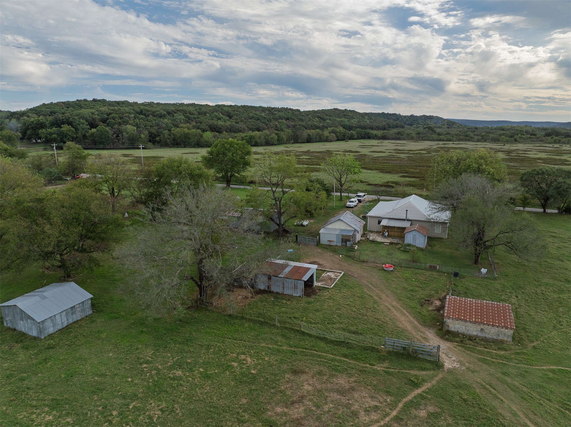 7347 E 420 Road Property Photo 1