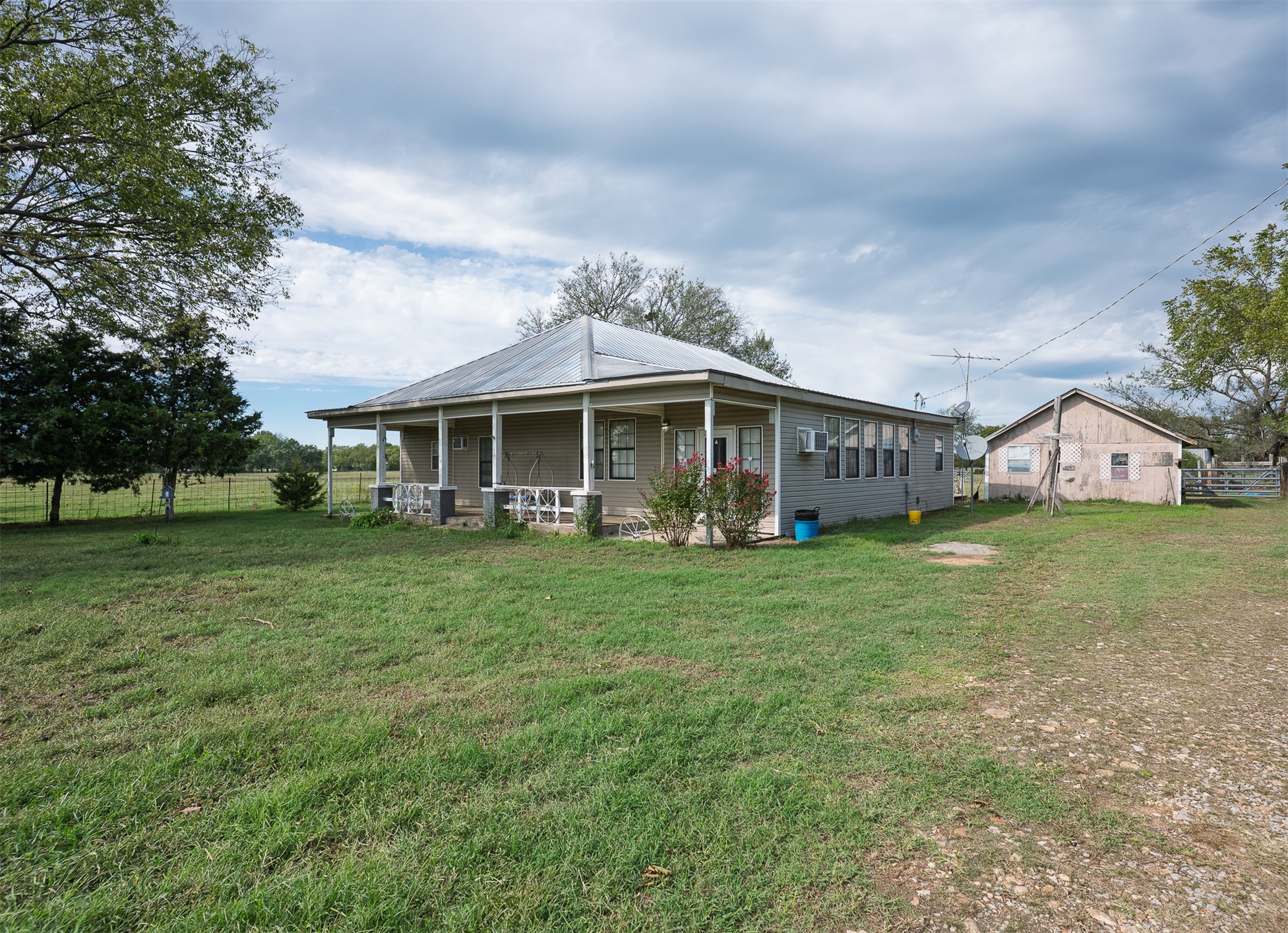 7347 E 420 Road Property Photo 2