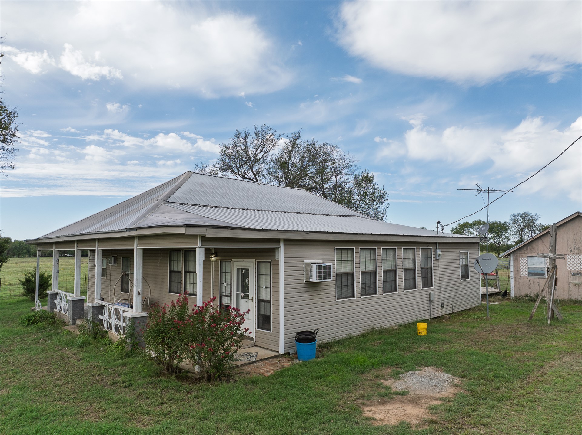 7347 E 420 Road Property Photo 4
