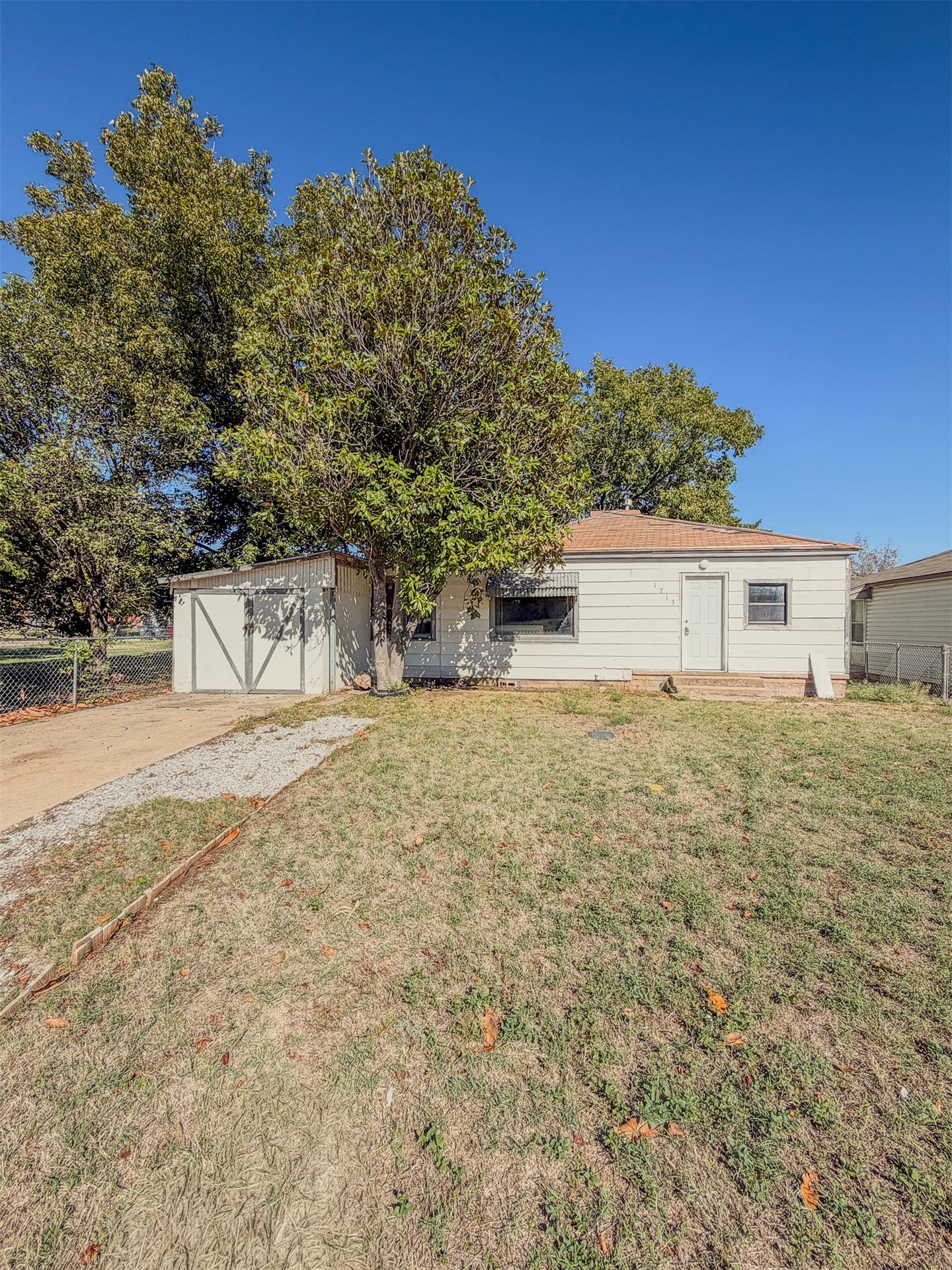 1213 Sw F Property Photo 1