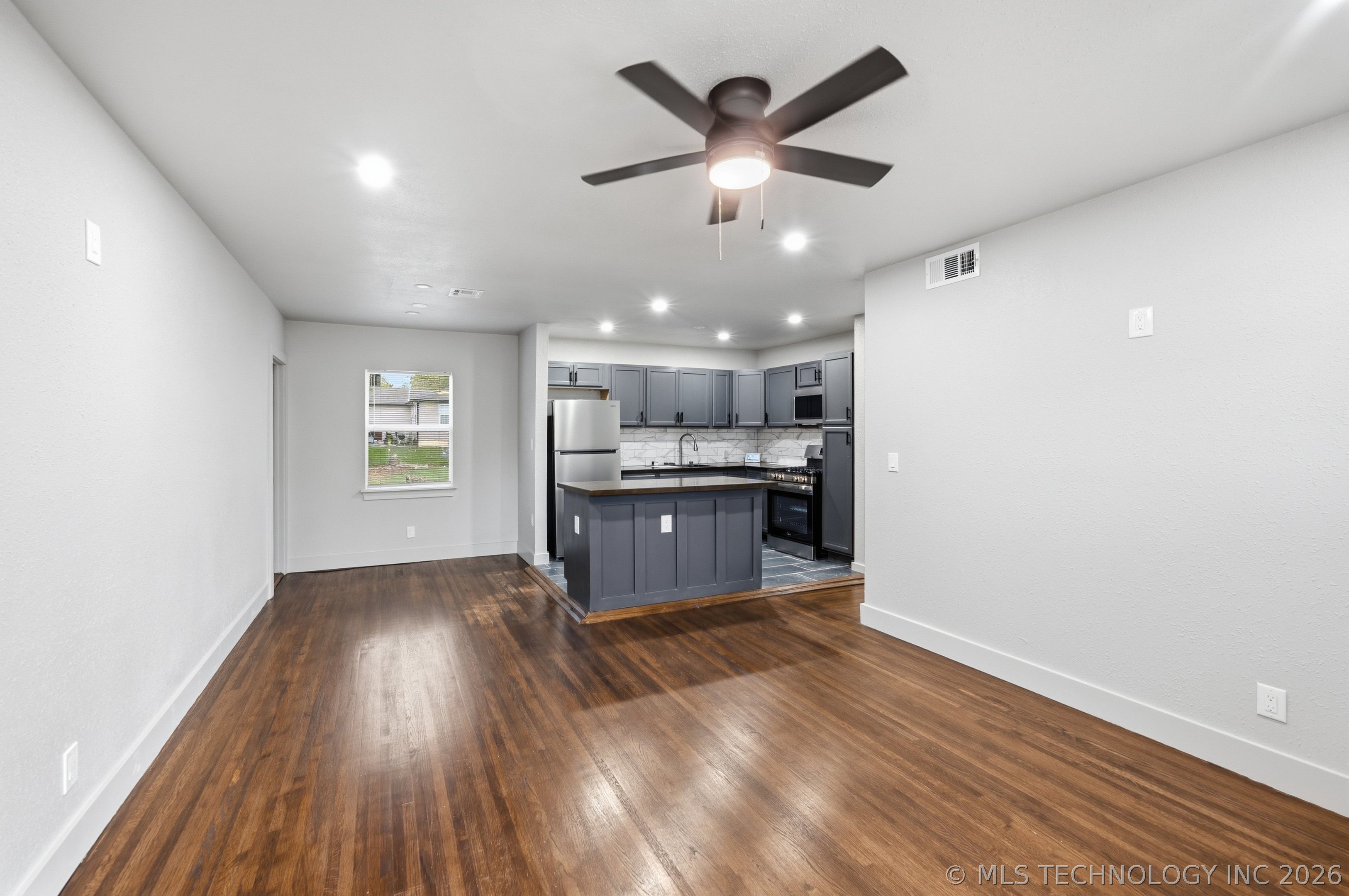 219 W 49th Street N Property Photo 3