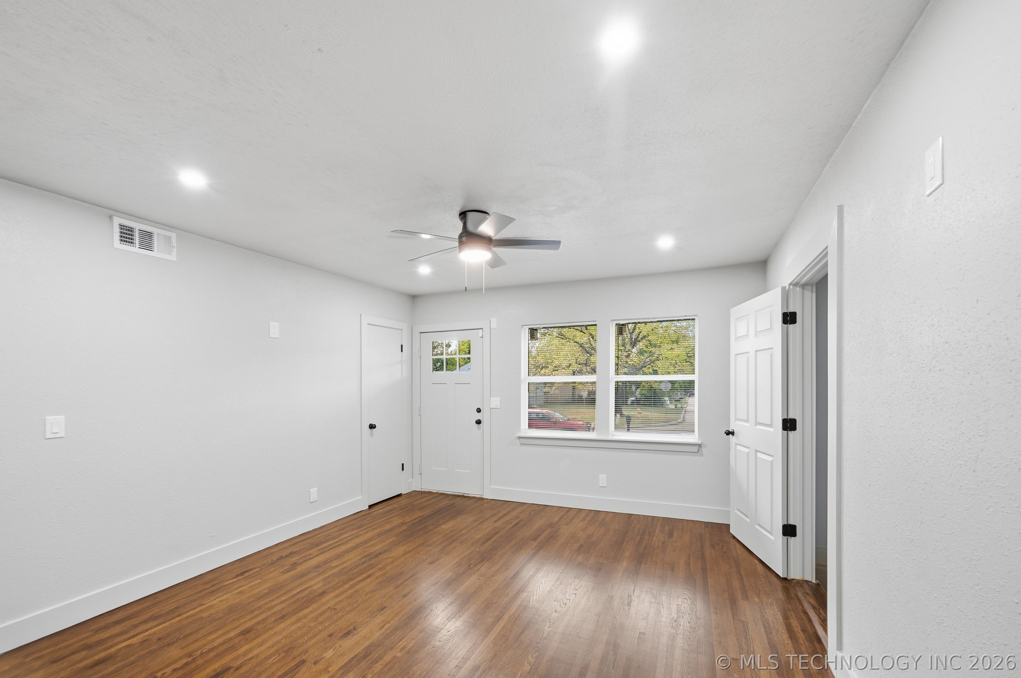 219 W 49th Street N Property Photo 4