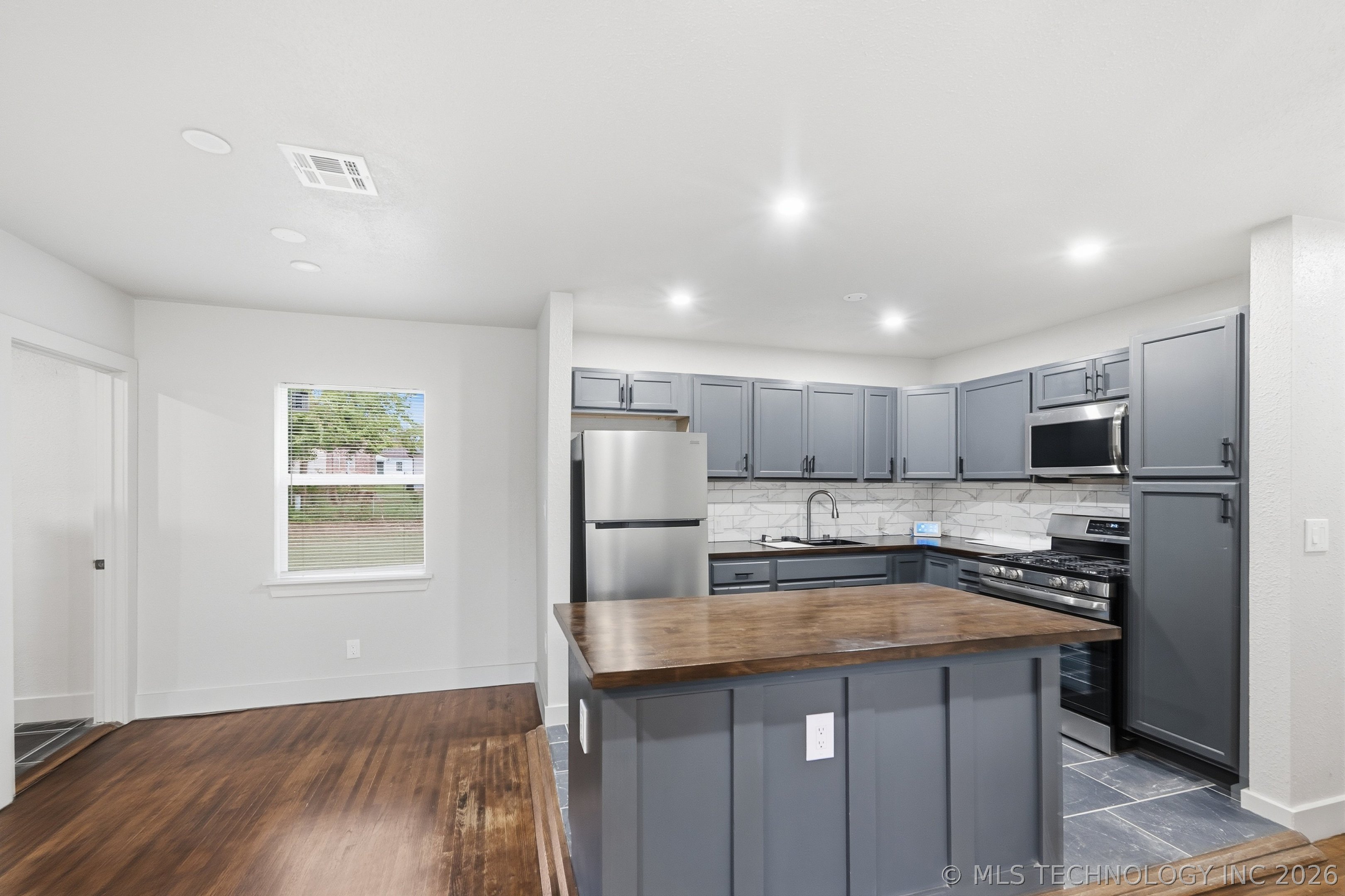 219 W 49th Street N Property Photo 5