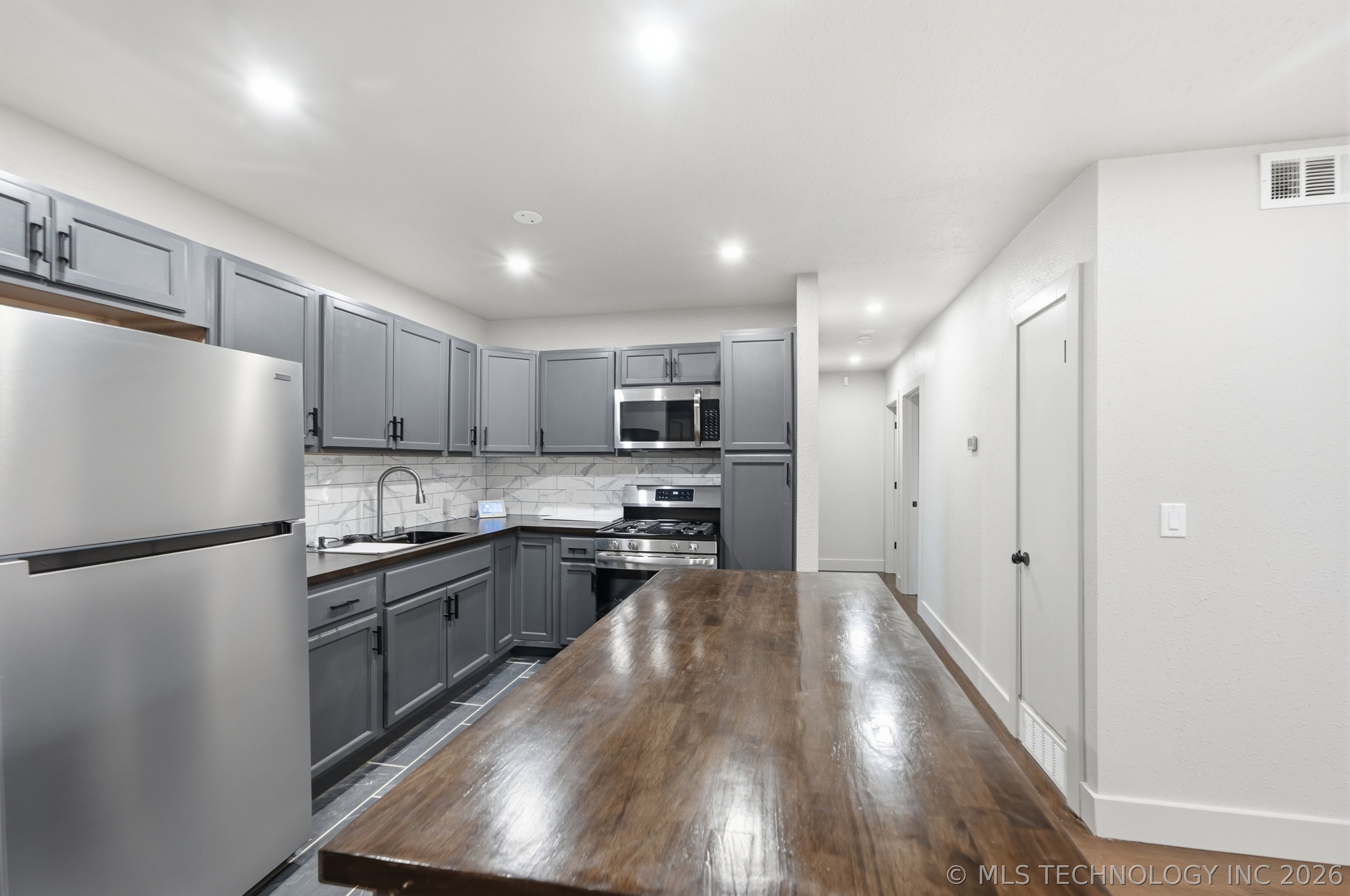 219 W 49th Street N Property Photo 9