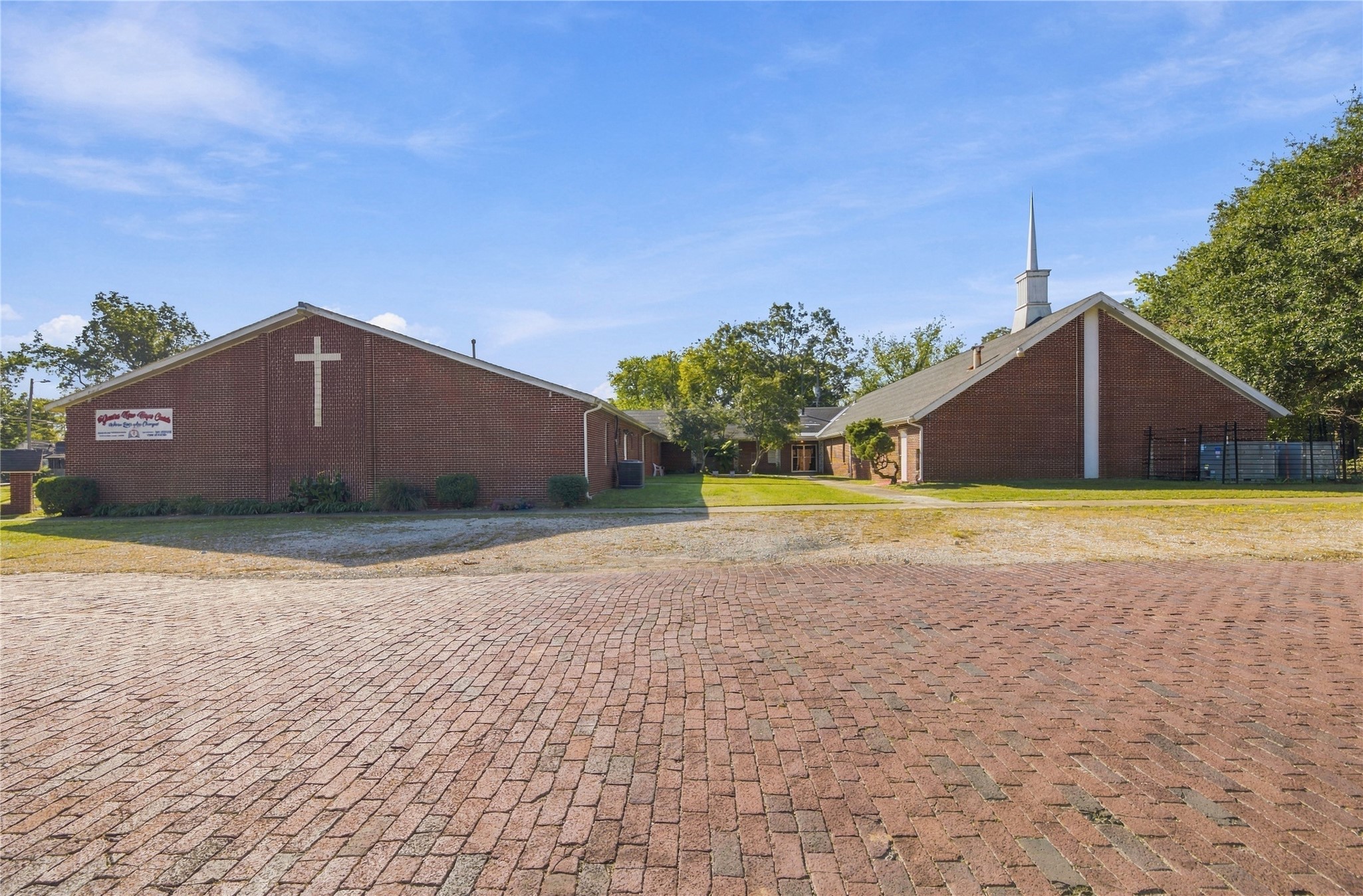300 W Commercial Street Property Photo 1