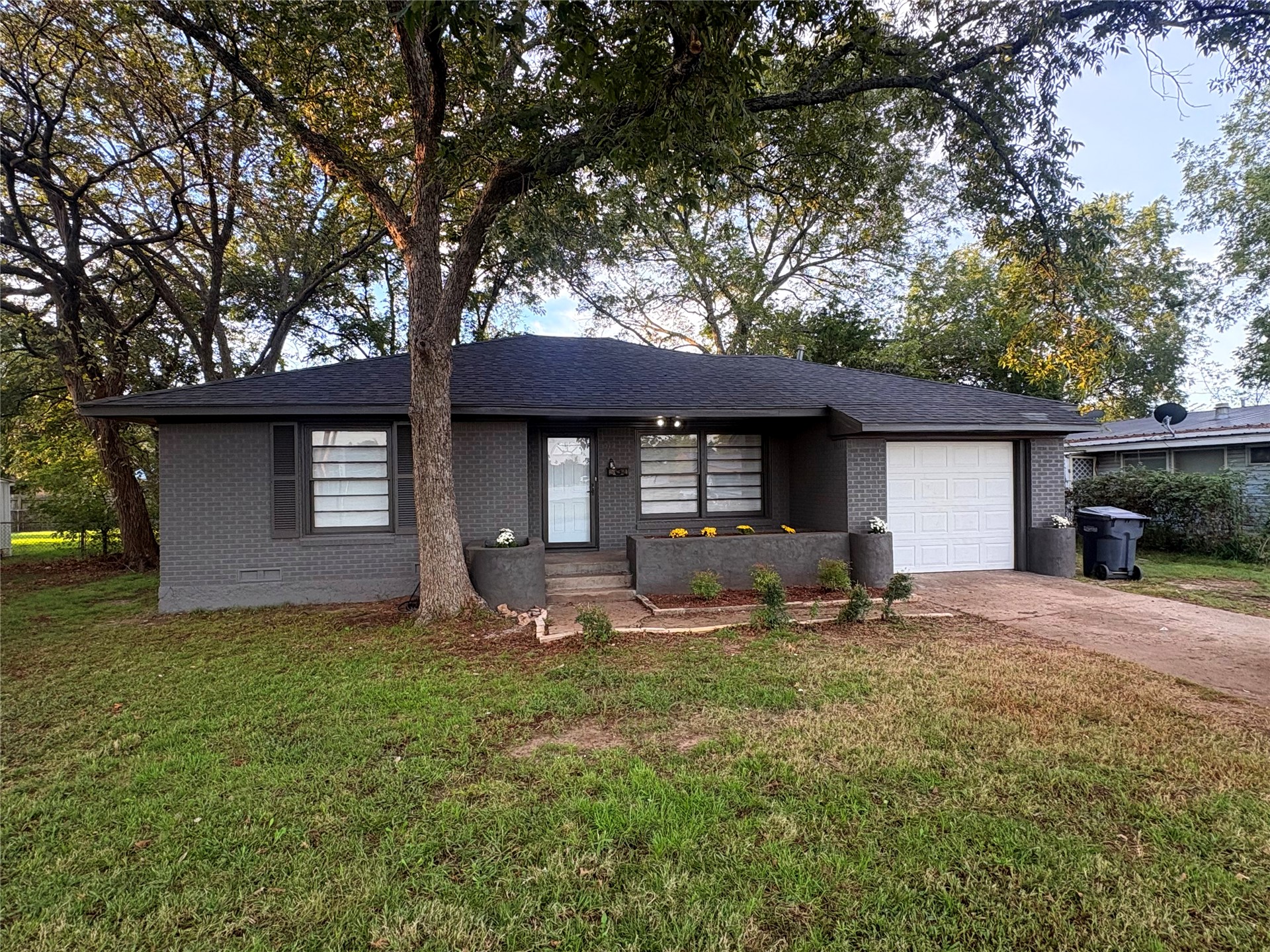 512 Maxwell Nw Property Photo 2