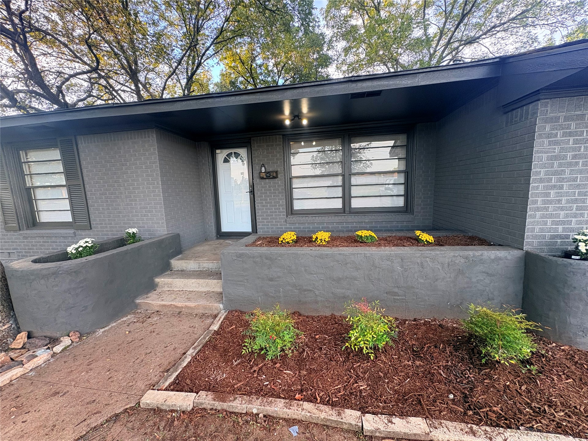 512 Maxwell Nw Property Photo 3