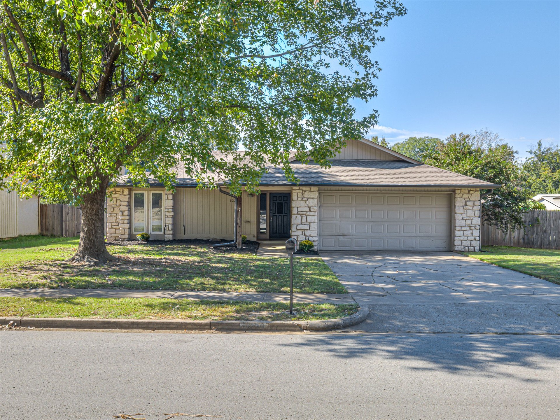 1230 N Ironwood Place Property Photo 1