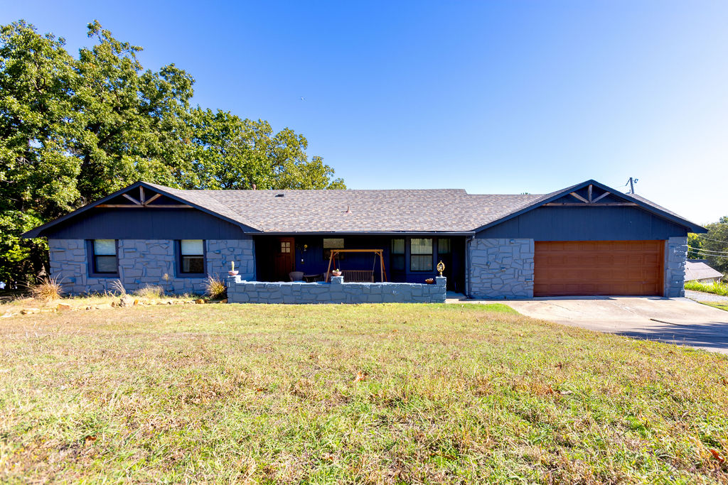 201 N Oak Ridge Drive Property Photo 1