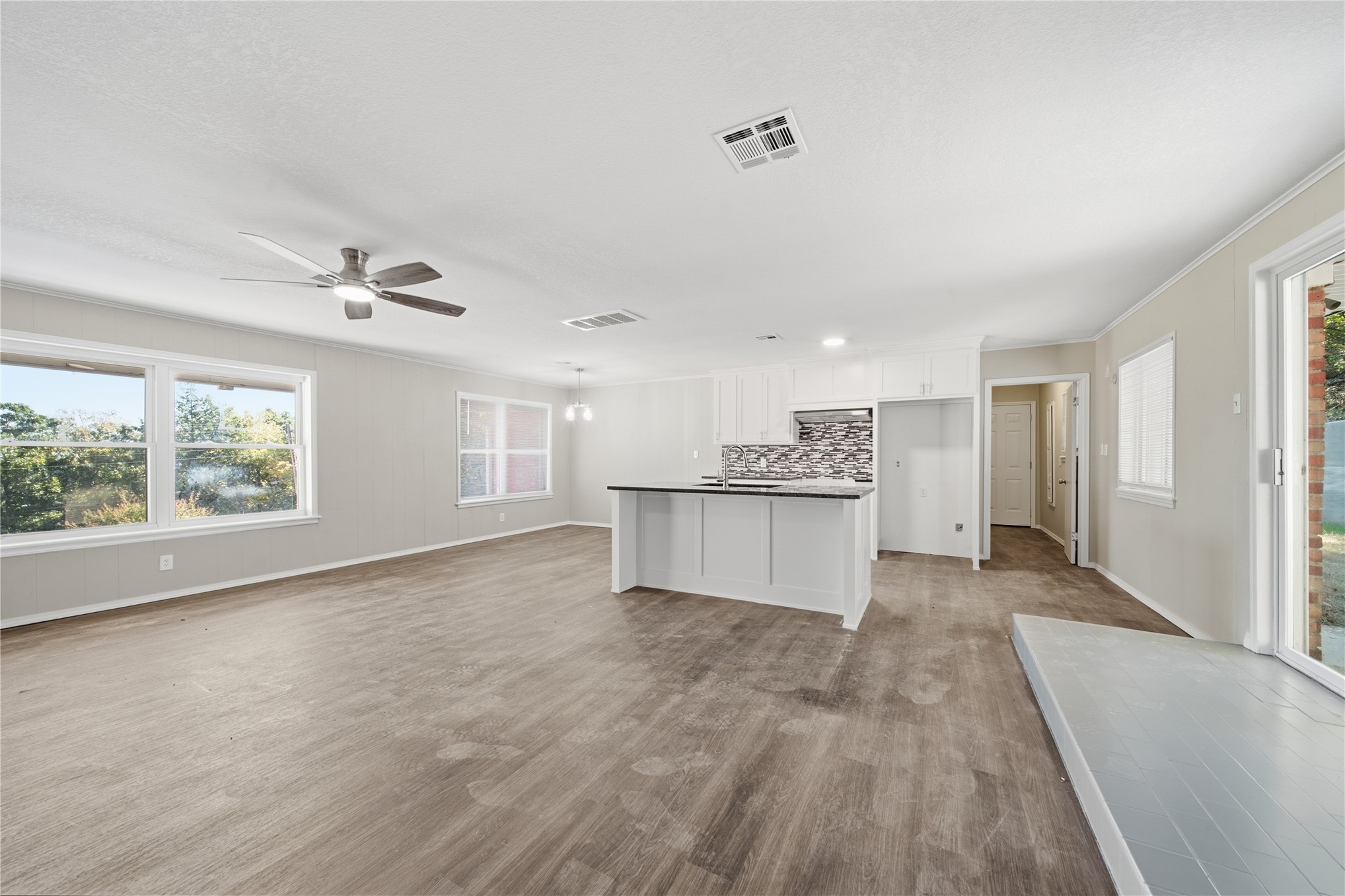 2428 W Lakeshore Drive Property Photo 8