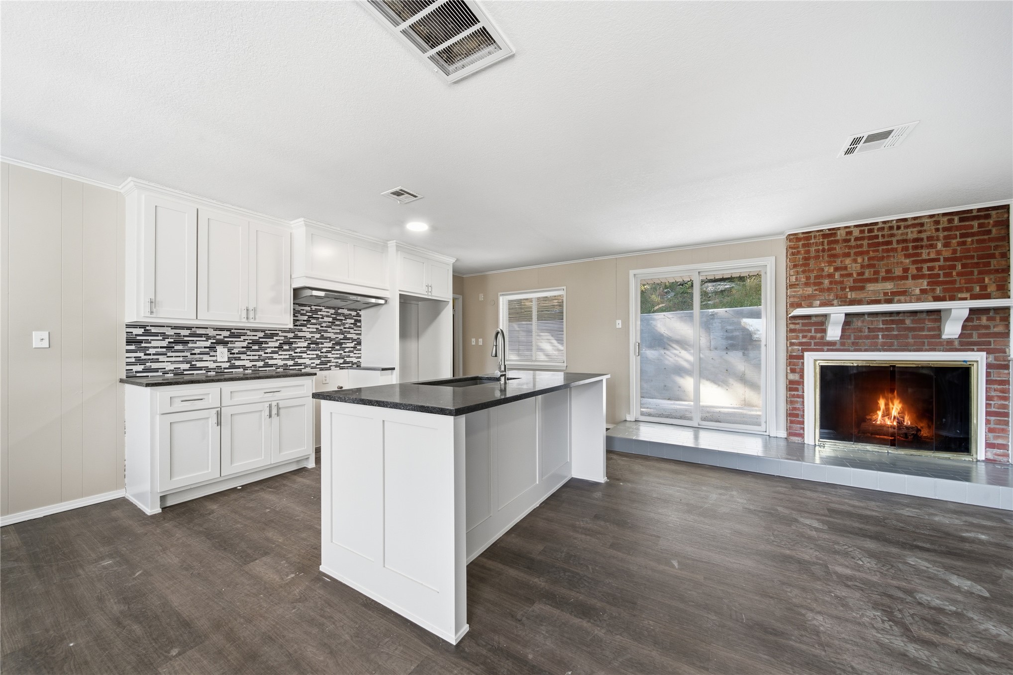 2428 W Lakeshore Drive Property Photo 9