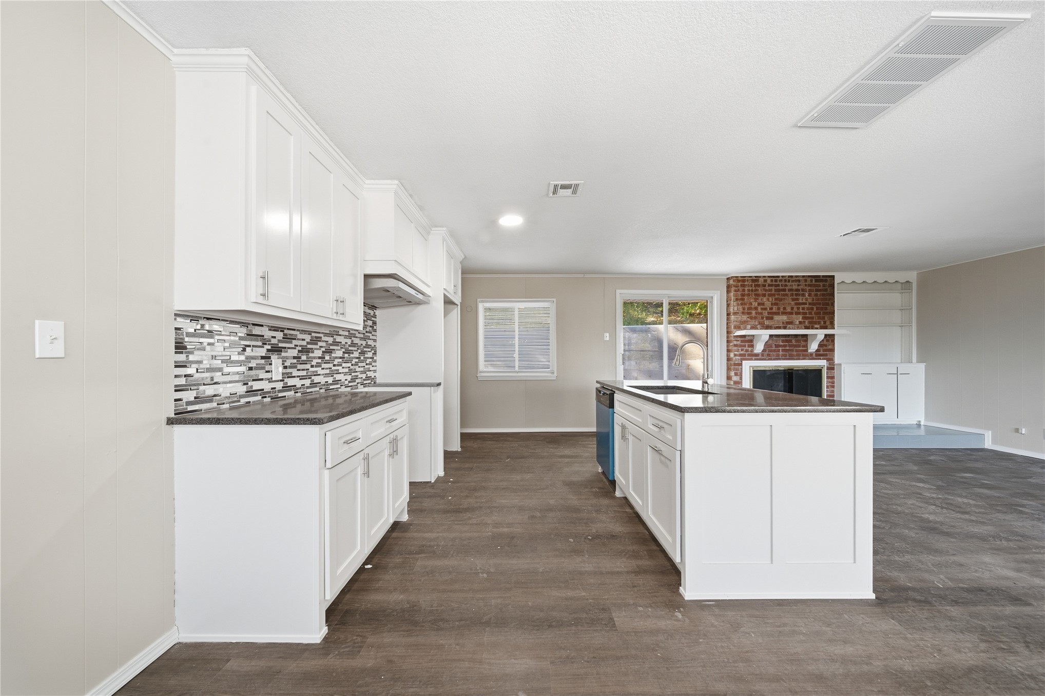 2428 W Lakeshore Drive Property Photo 10