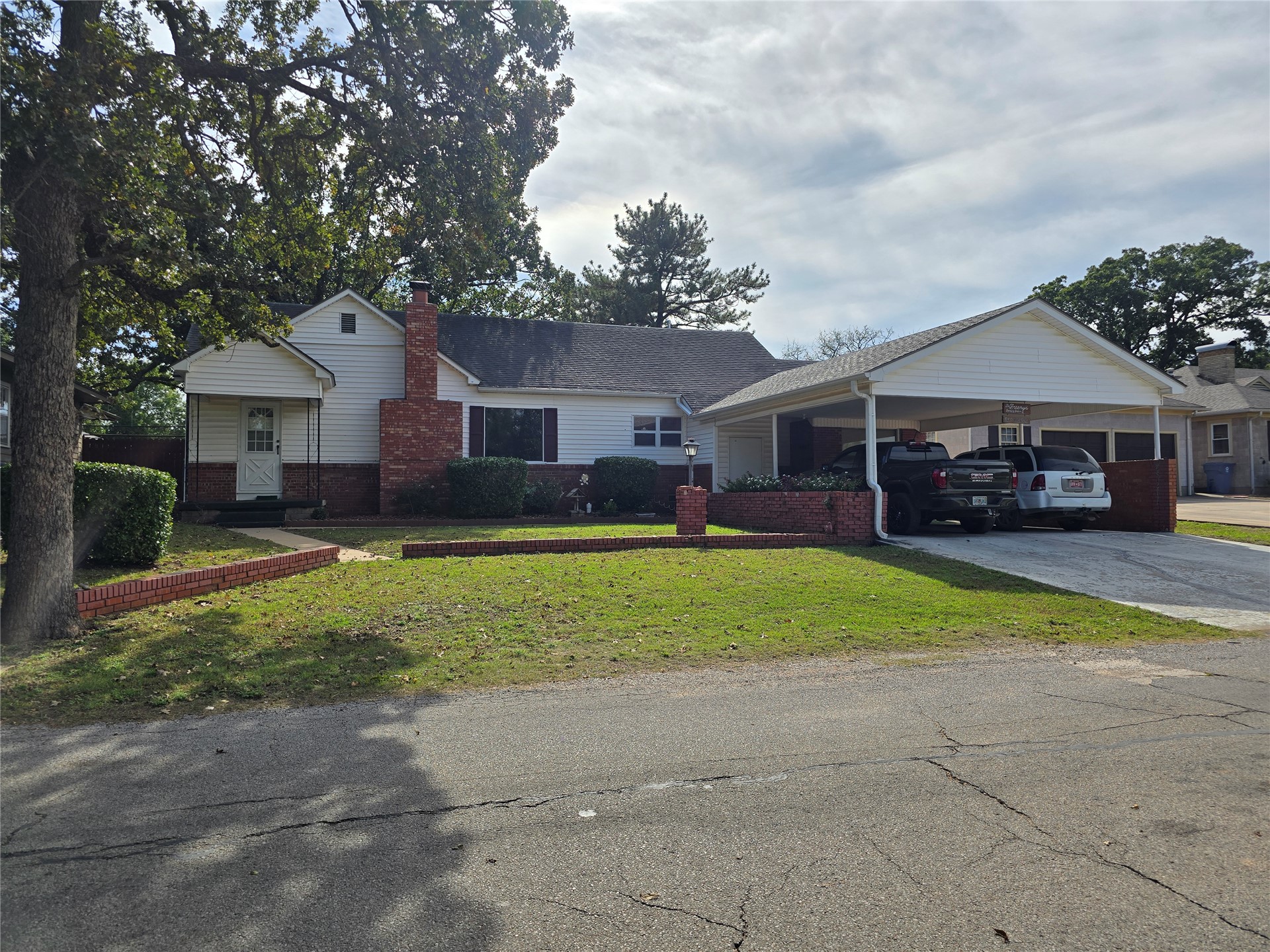 609 Oak Street Property Photo 1